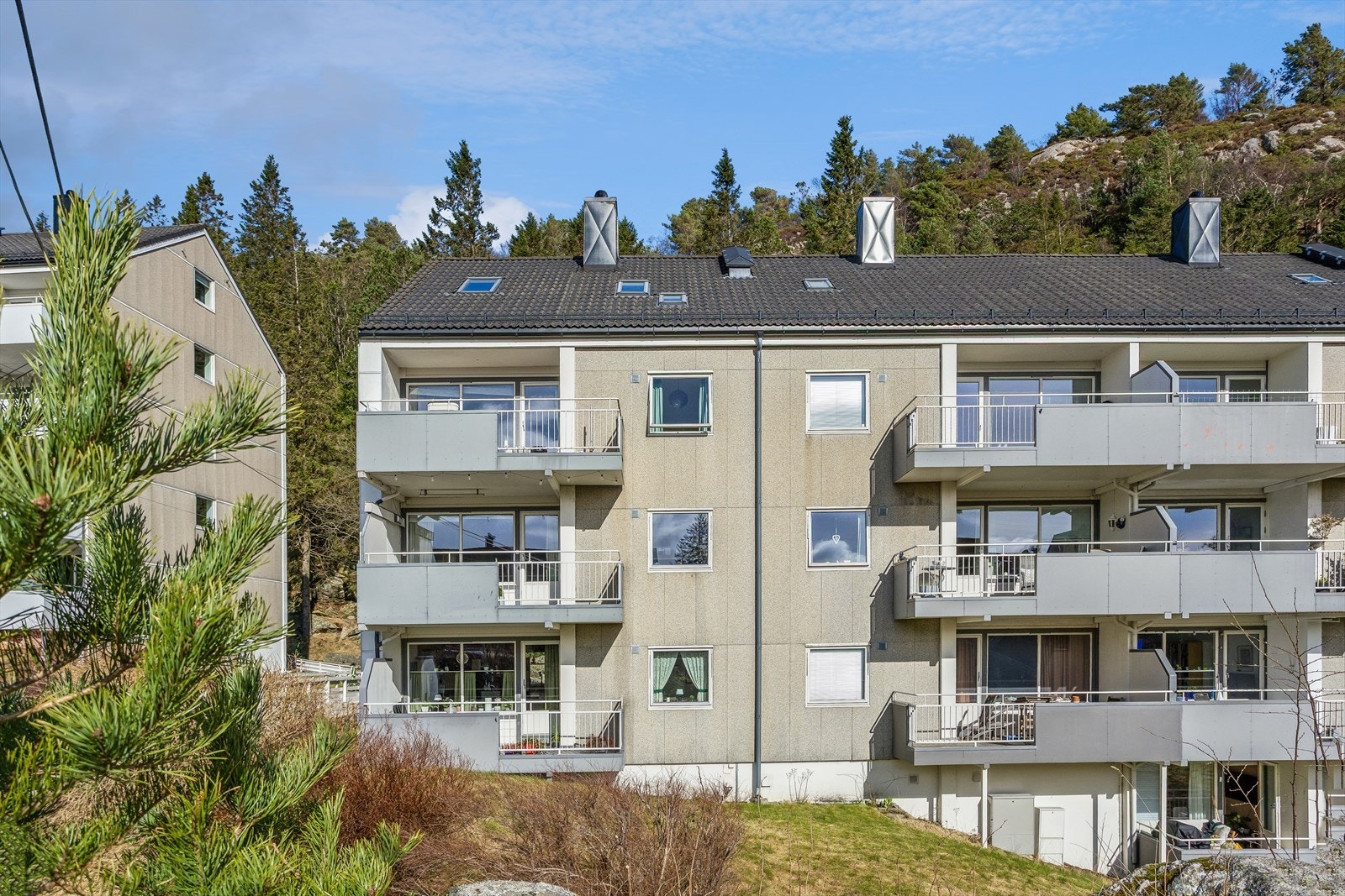 Leiligheten ligger i et veletablert borettslag. Med boligen følger en kjellerbod på over 11 m² og en loftsbod. Galleribilde