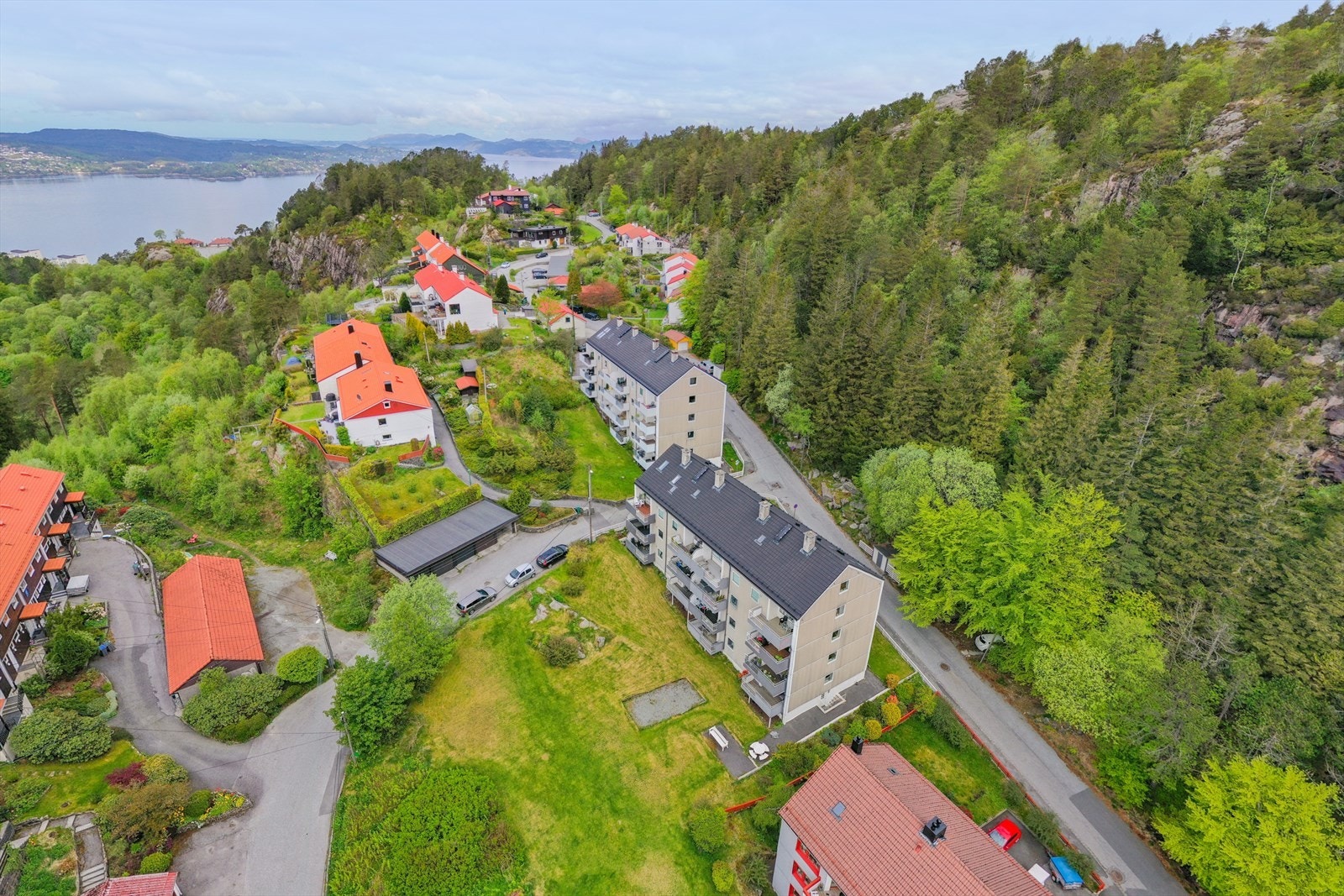Fin plassering med grøntområder på alle kanter av boligen Galleribilde