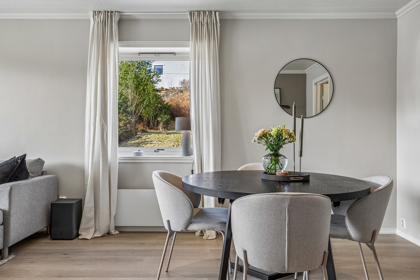 Godt med plass til spisebord av god størrelse Galleribilde
