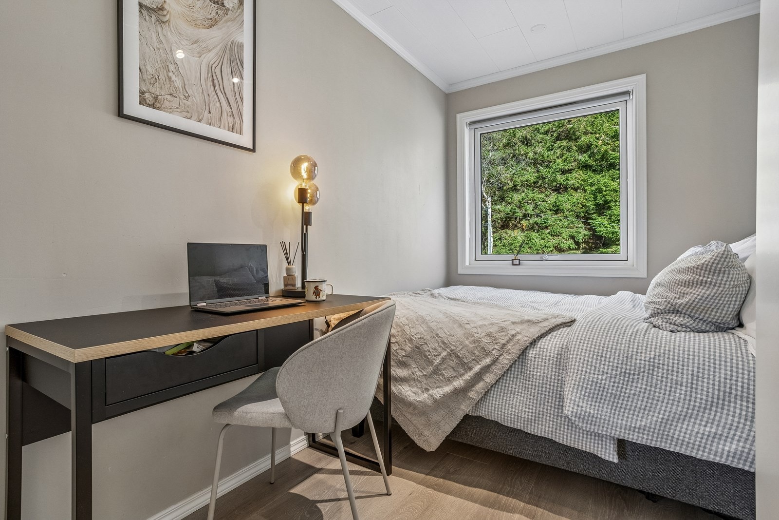 Rommet har plass til både seng og en praktisk arbeidsplass ved vinduet. Galleribilde