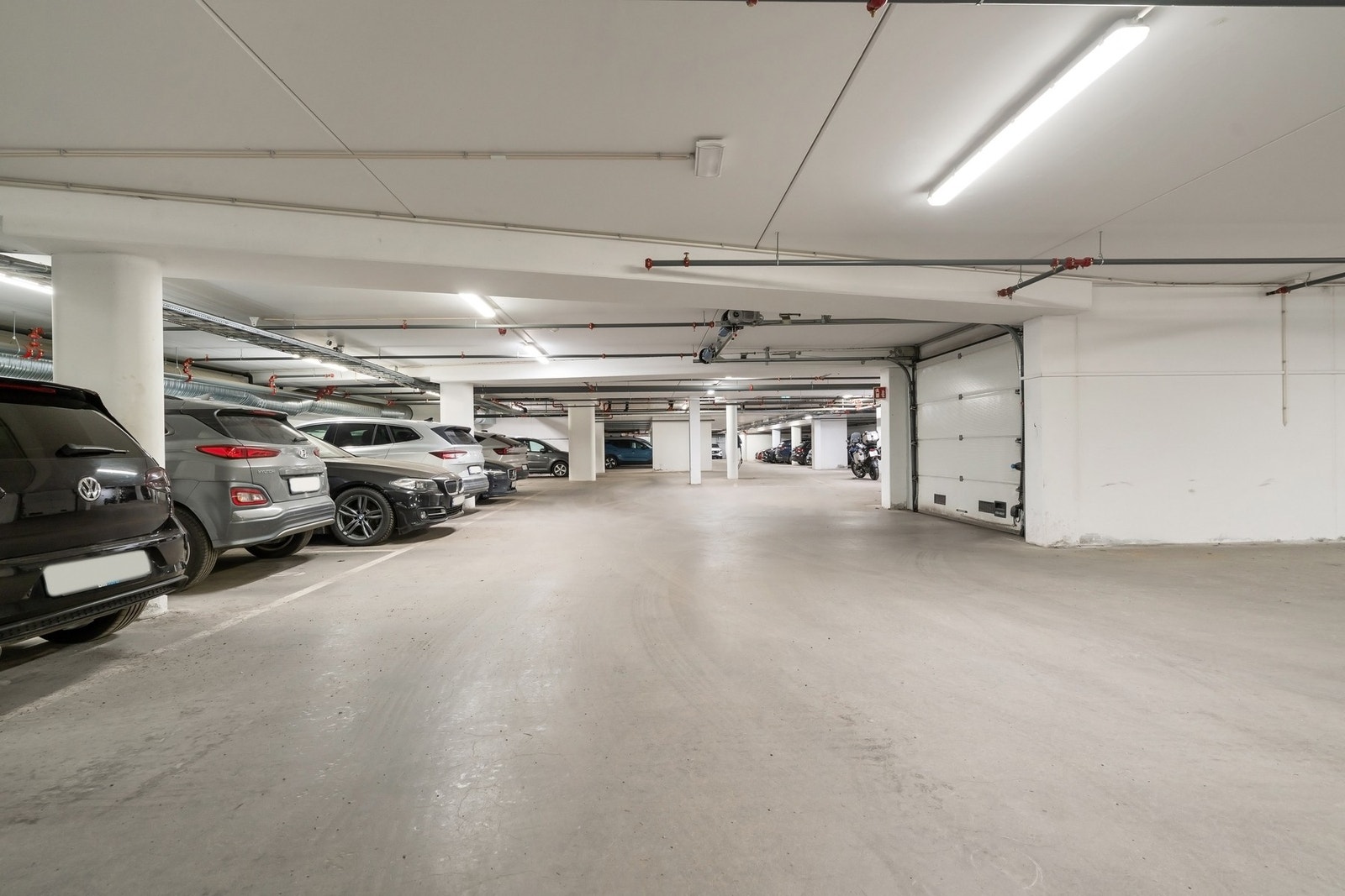 Det medfølger garasjeplass i underliggende garasjeanlegg med heisadkomst. Galleribilde