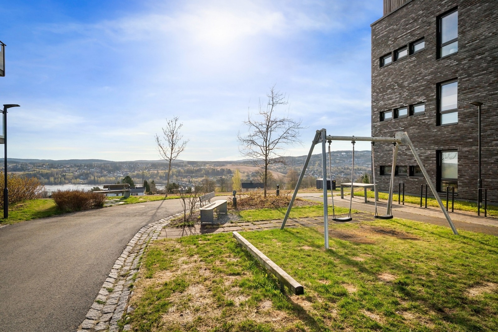 Pent opparbeidede og velholdte fellesarealer med sittegrupper, lekeplass og flott utsikt. Galleribilde