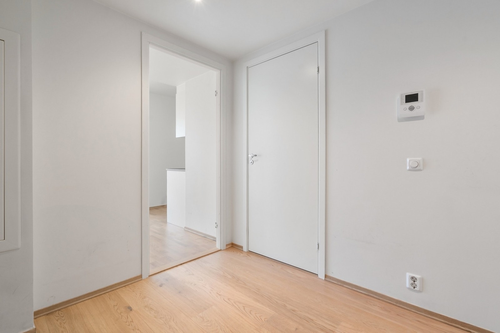 Romslig og innbydende entré med gode oppbevaringsmuligheter. Galleribilde