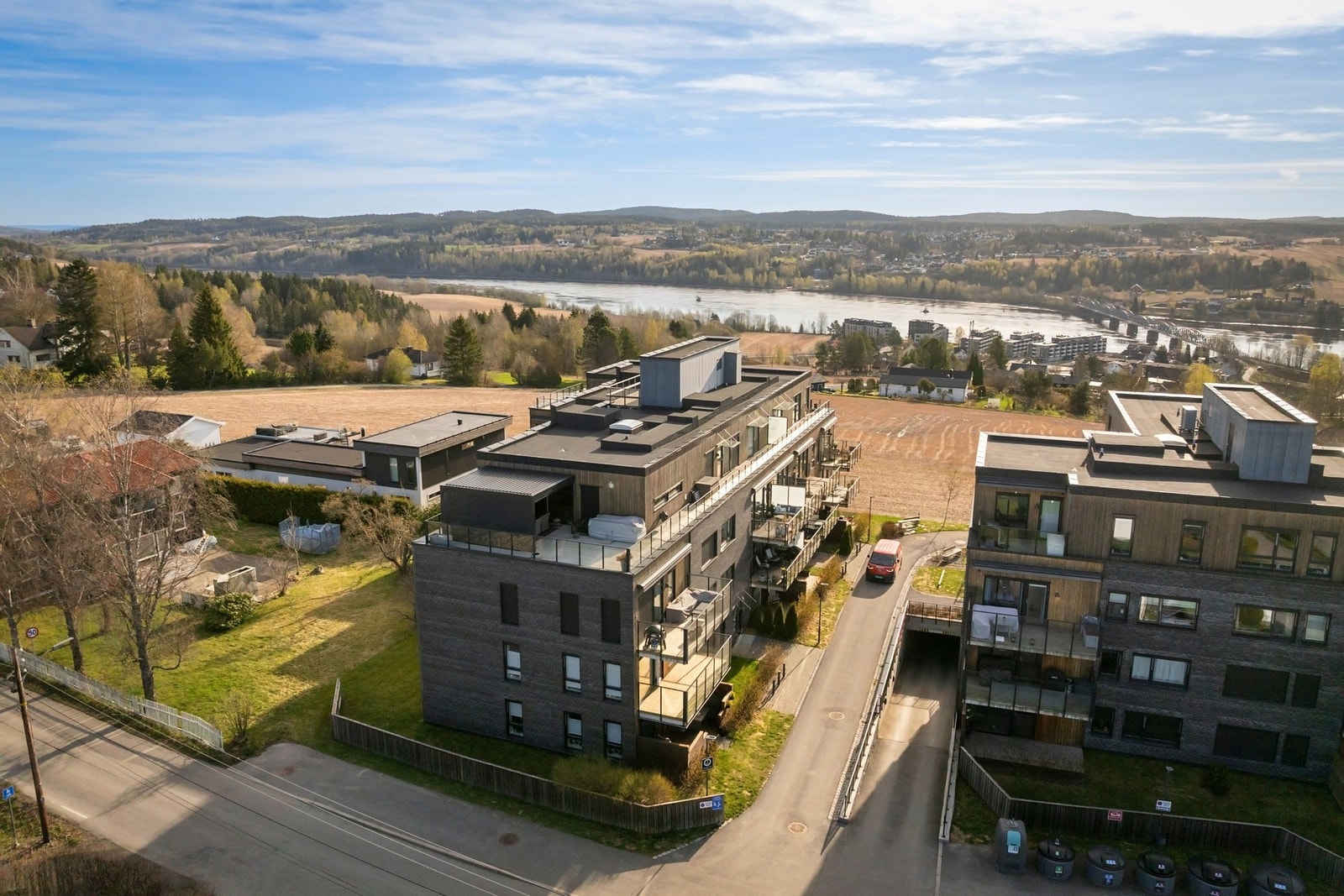 Området har nærhet til skoler, barnehager, offentlig kommunikasjon og gode servicetilbud både i Fet sentrum og i Lillestrøm sentrum. Galleribilde