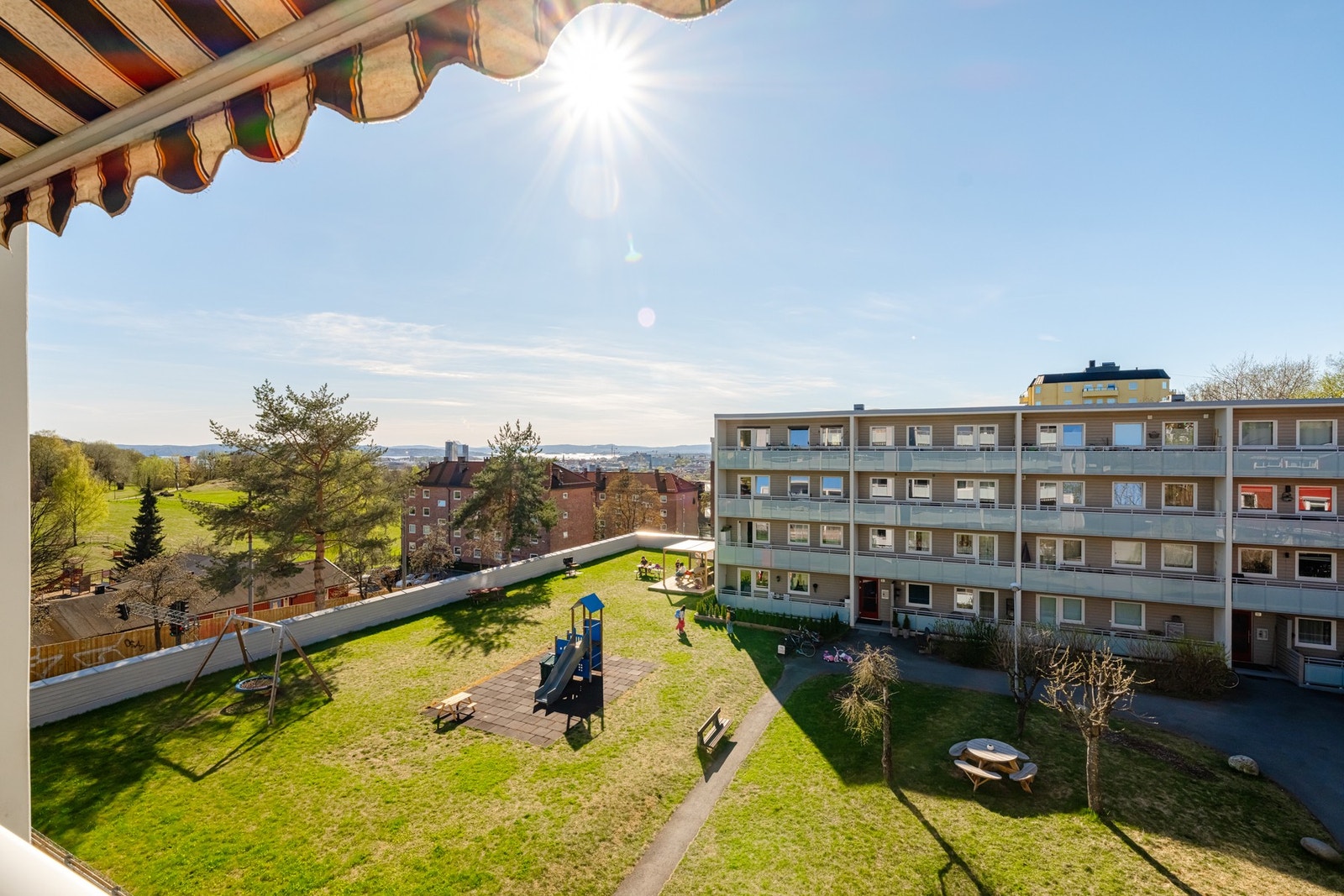 Balkongen vender mot vest og har gode solforhold fra ca. kl. 14 og frem til solnedgang, ifølge selger. Galleribilde
