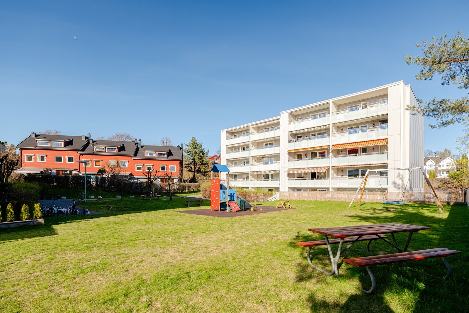 Skjermet felleshage med lekeplass, pergola, grill og sittegrupper. Galleribilde