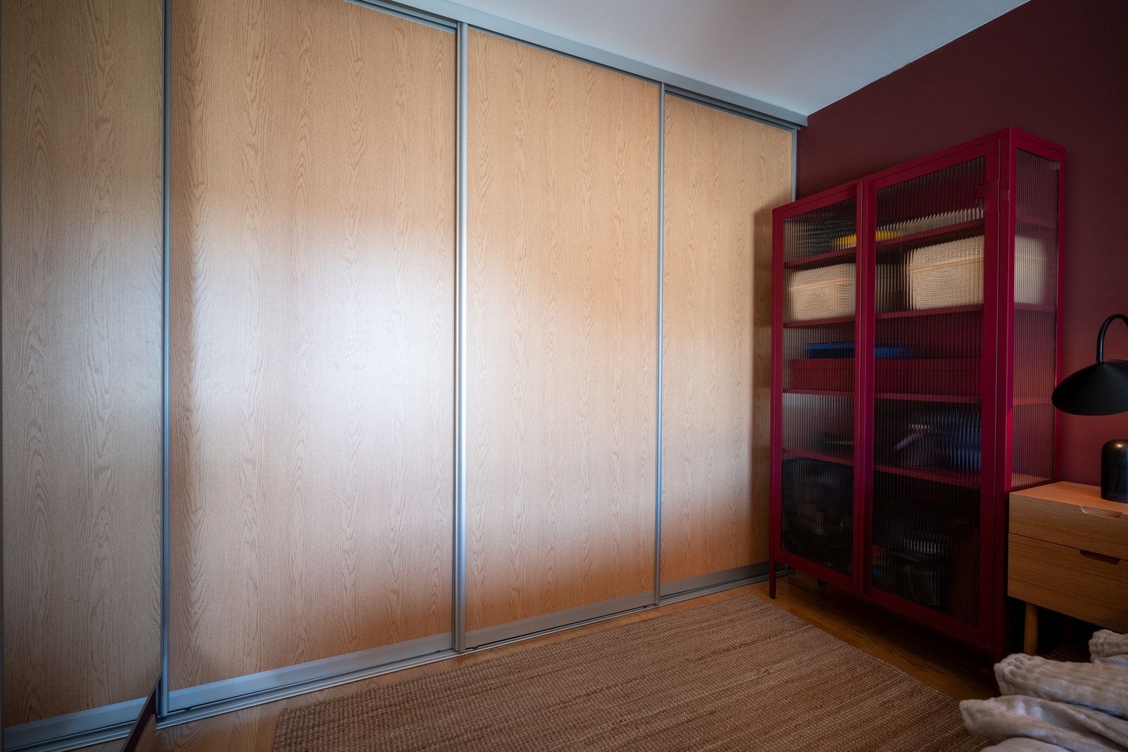 Det er rikelig med oppbevaringsplass i skyvedørsgarderobe. Galleribilde
