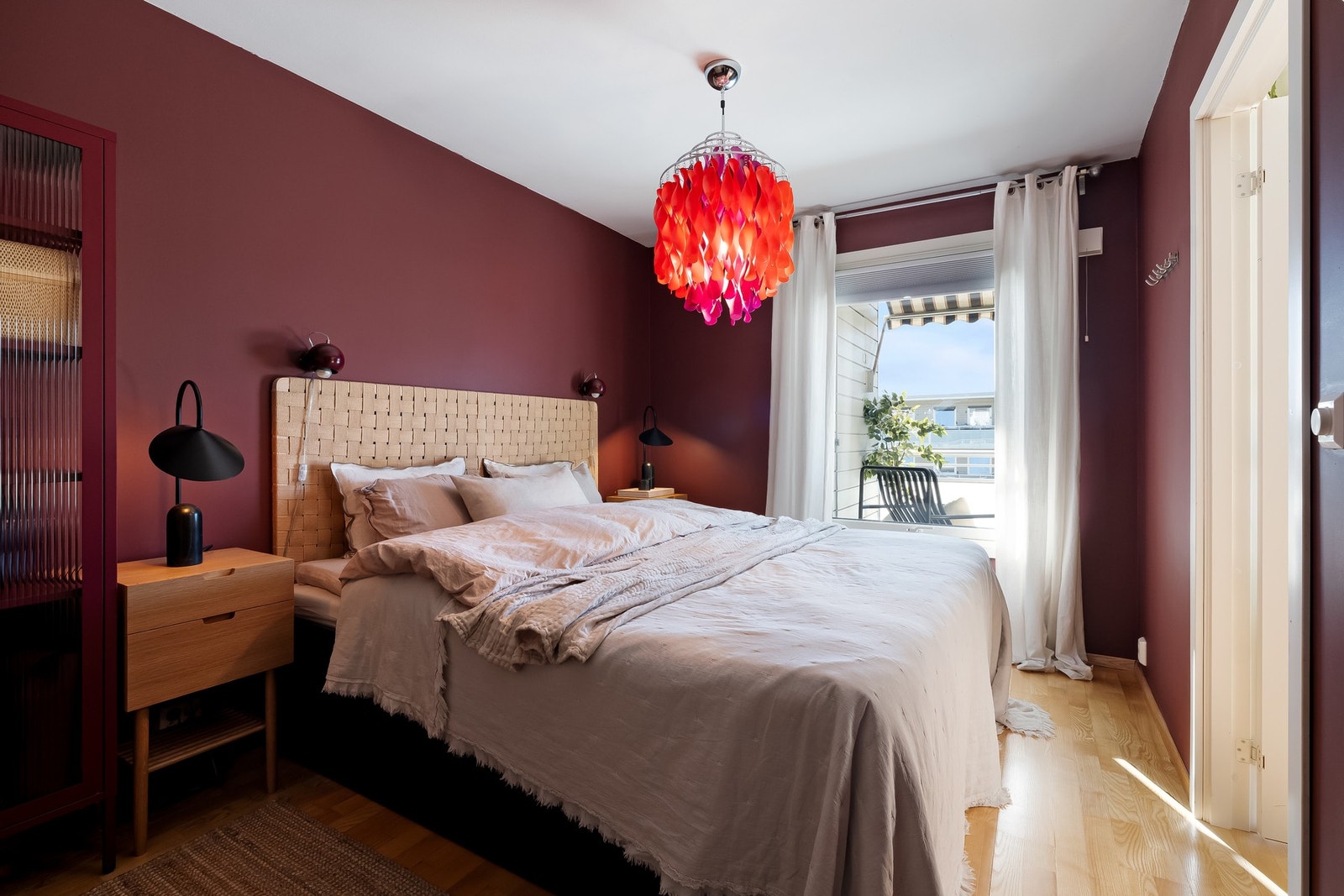 Boligen har tre fine soverom. Hovedsoverommet vender mot den rolige bakgården. Galleribilde
