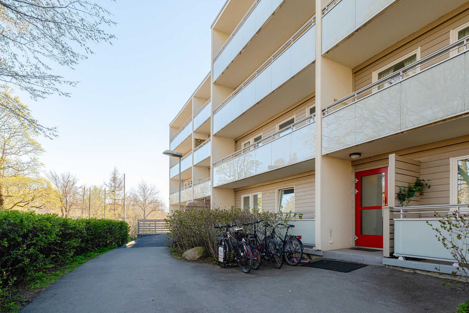 Samtidig er beliggenheten sentral med gangavstand til kollektivtransport, dagligvarebutikker, servicetilbud og hyggelige kaféer. Galleribilde
