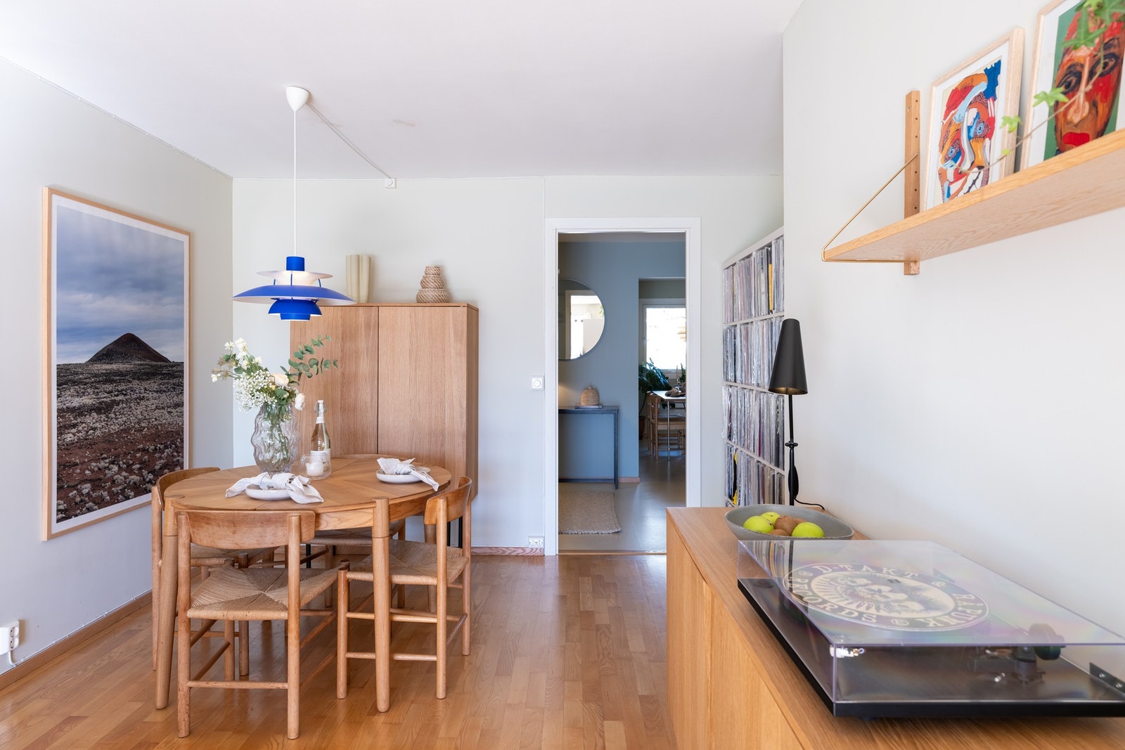 Det er samtidig naturlig plass til spisebord - perfekt for både hverdagsmiddager og hyggelige sammenkomster. Galleribilde