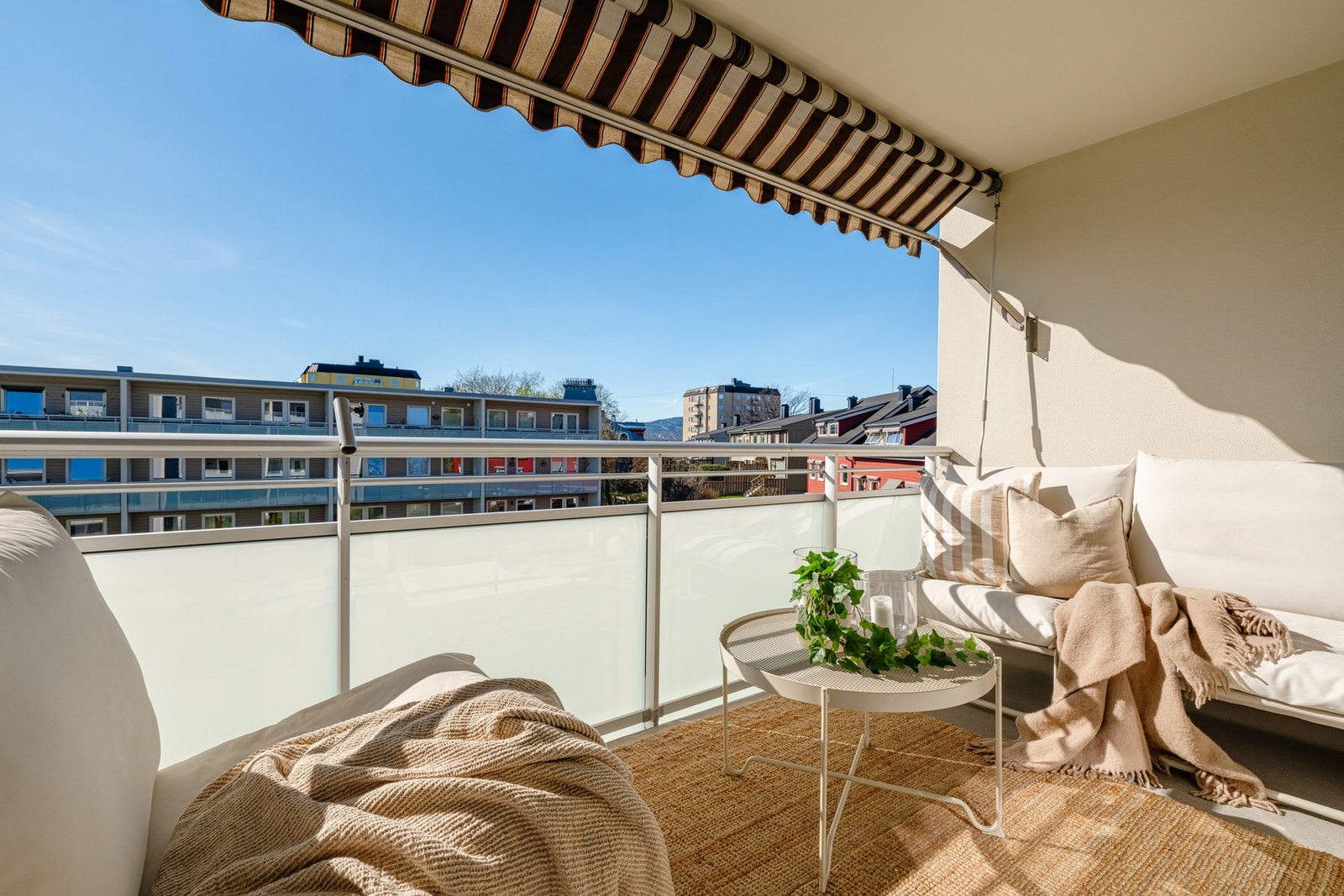 Fra stuen er det utgang til en herlig balkong på ca. 10 m². Her er det adkomst til en praktisk bod på 2 m². Galleribilde
