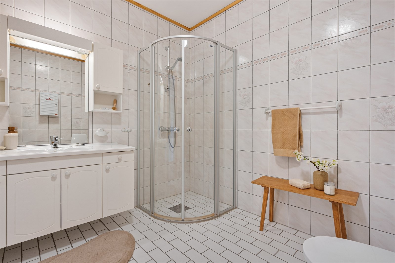 Stort, helfliset bad med med behagelige gulvvarme. Galleribilde