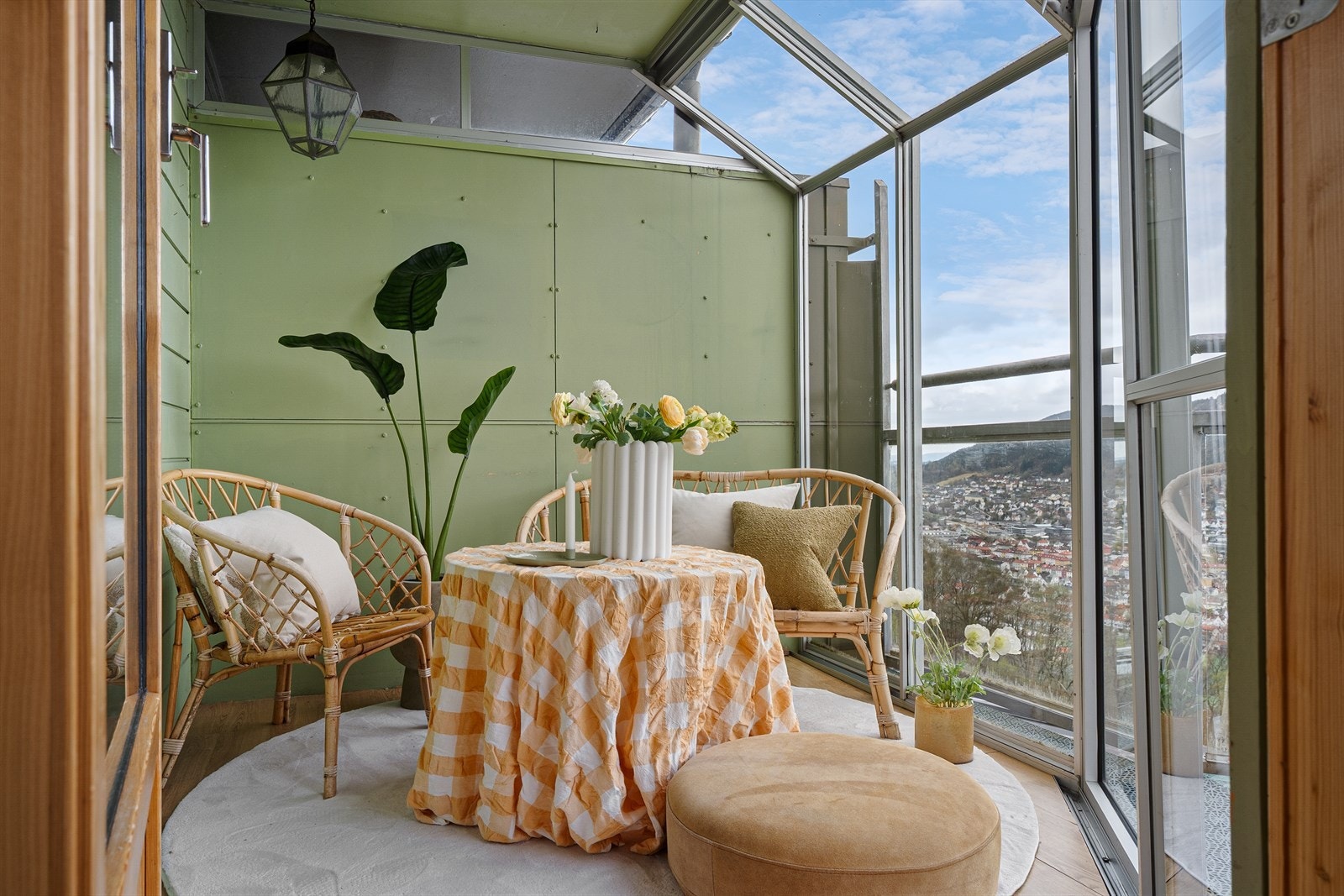 God plass til en liten sittegruppe der du sitter i ly for regn og vind. Galleribilde
