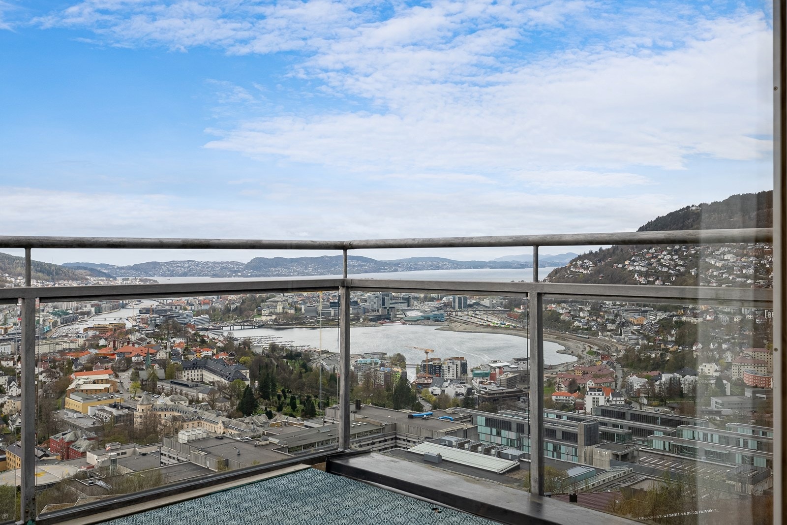 Med glassrekkverk får man et minimalistisk og stilig uttrykk, samtidig som det sikrer den vakre utsikten fra hele terrassen. Galleribilde