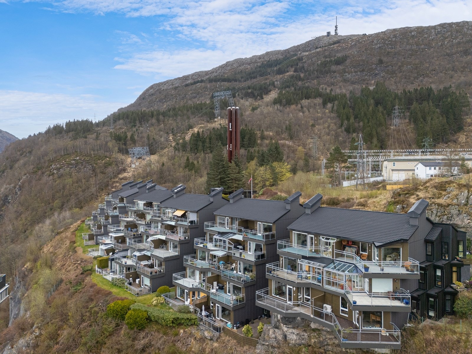 I 2024 fikk borettslaget nytt tak og plater på alle yttervegger. Fellesgjelden er betalt ut. Galleribilde