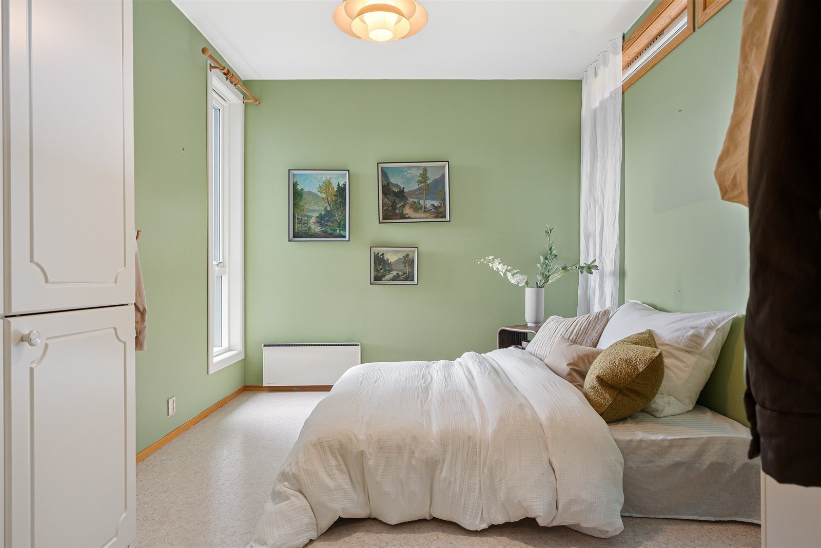 Stort og lunt hovedsoverom som måles til hele 12,2 m². Galleribilde