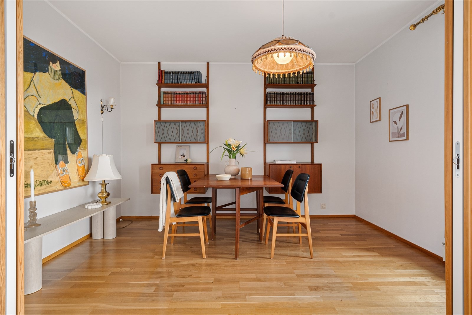 Her kan du dekke opp til hele familien og invitere til hyggelige middagsselskaper. (Opprinnelig er rommet tenkt som soverom) Galleribilde