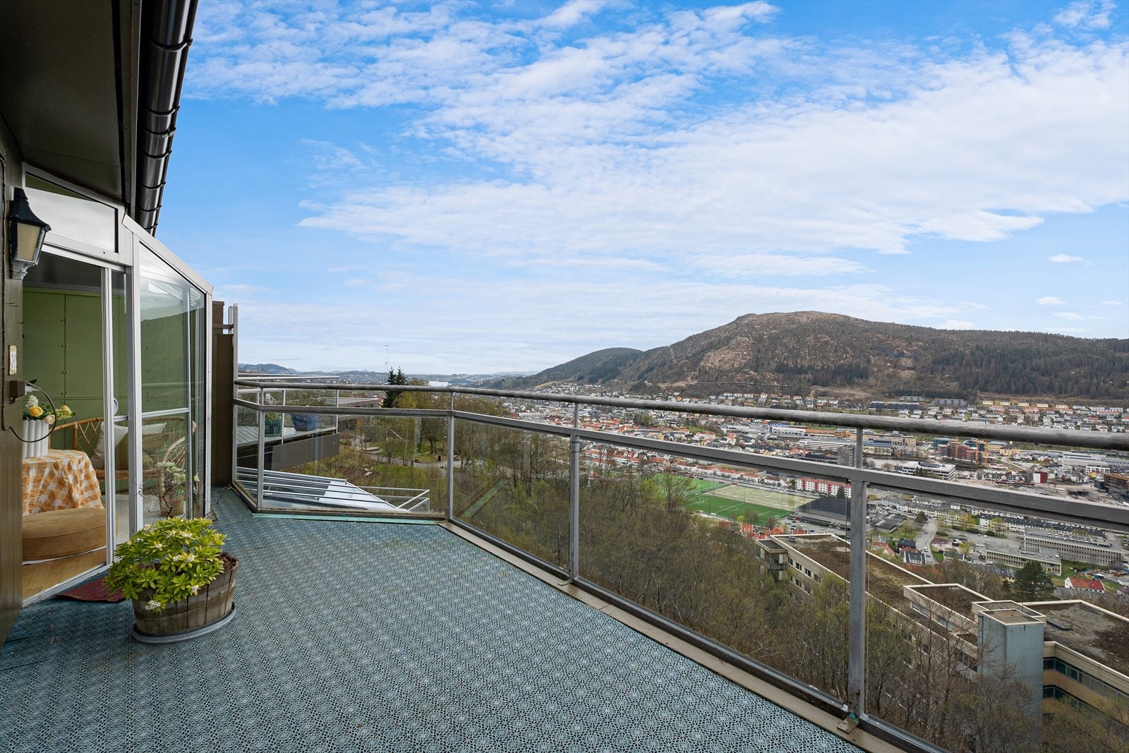 Her får du en nydelig utsikt mot Fana, Løvstakken og hele Bergensdalen. Solen kommer ca 1100 på sommeren. Galleribilde