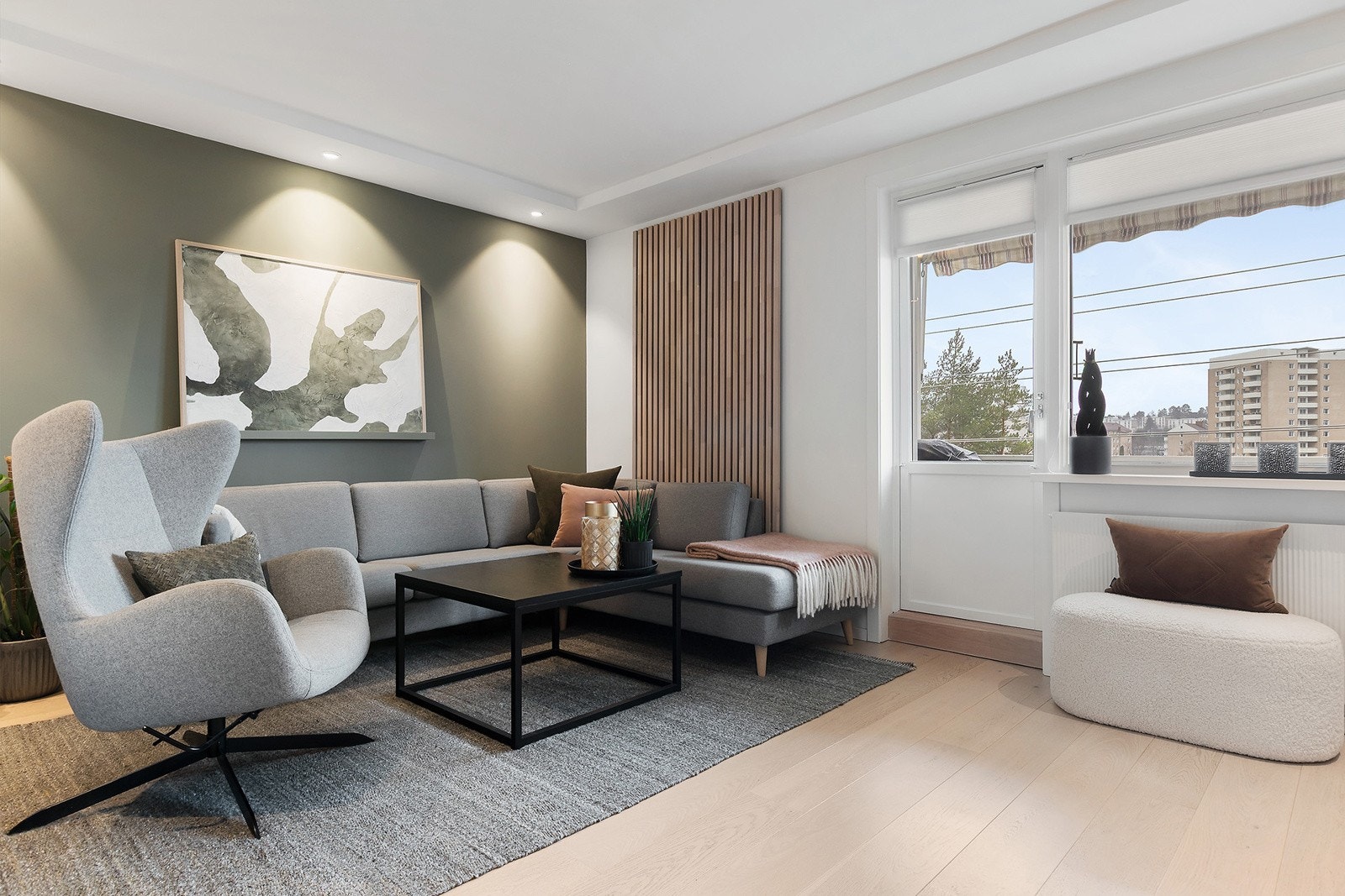 Lys stue med god plass til sofagruppe, TV-benk mm. Galleribilde