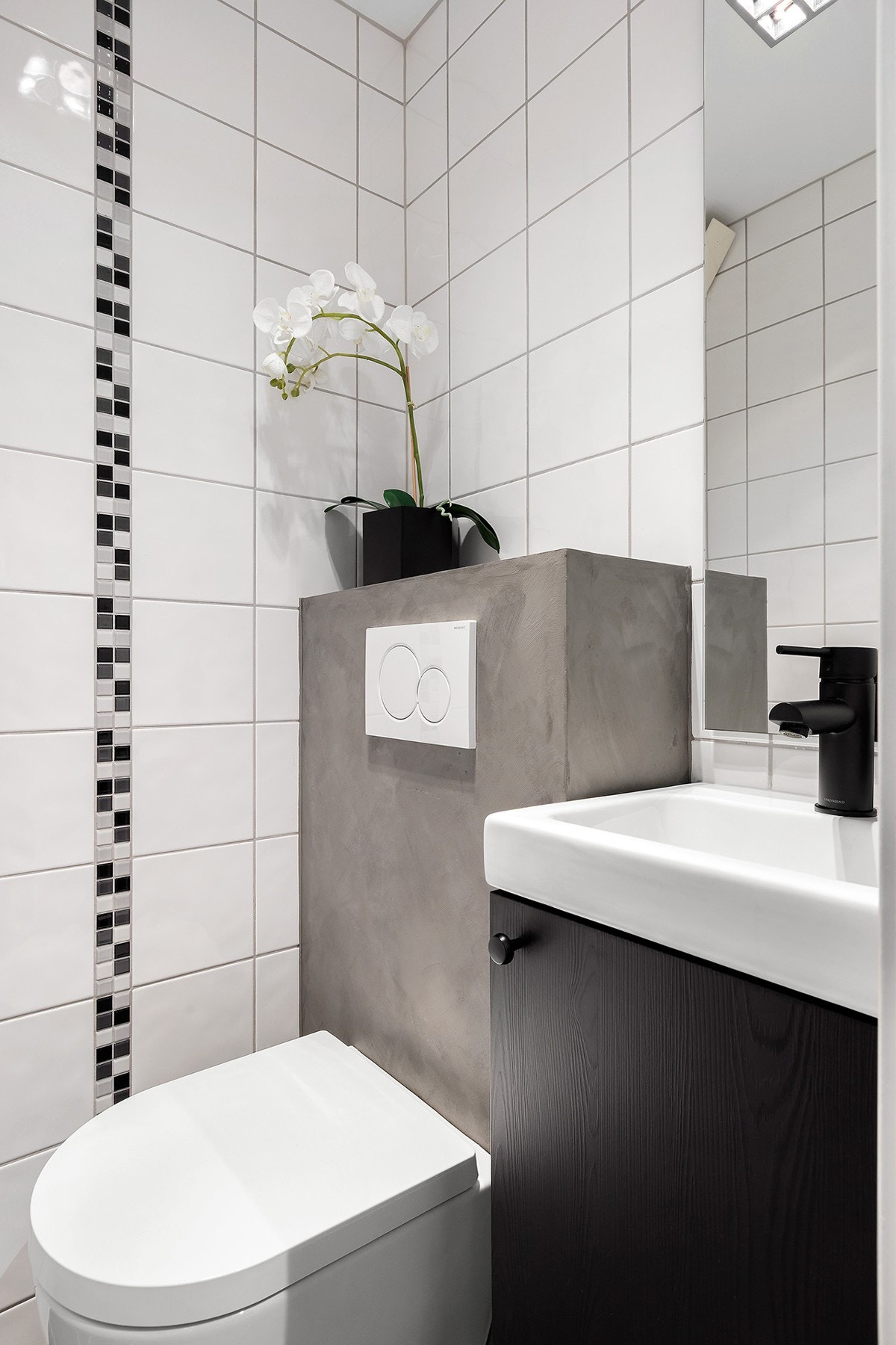 Praktisk og pent toalettrom med gulvvarme og varmtvannsbereder. Toalettrommet ble pusset opp i regi av borettslaget samtidig med badet i 2010. Det ble satt inn veggmontert klosett og nytt servantskap og nytt blandebatteri i 2021. Galleribilde