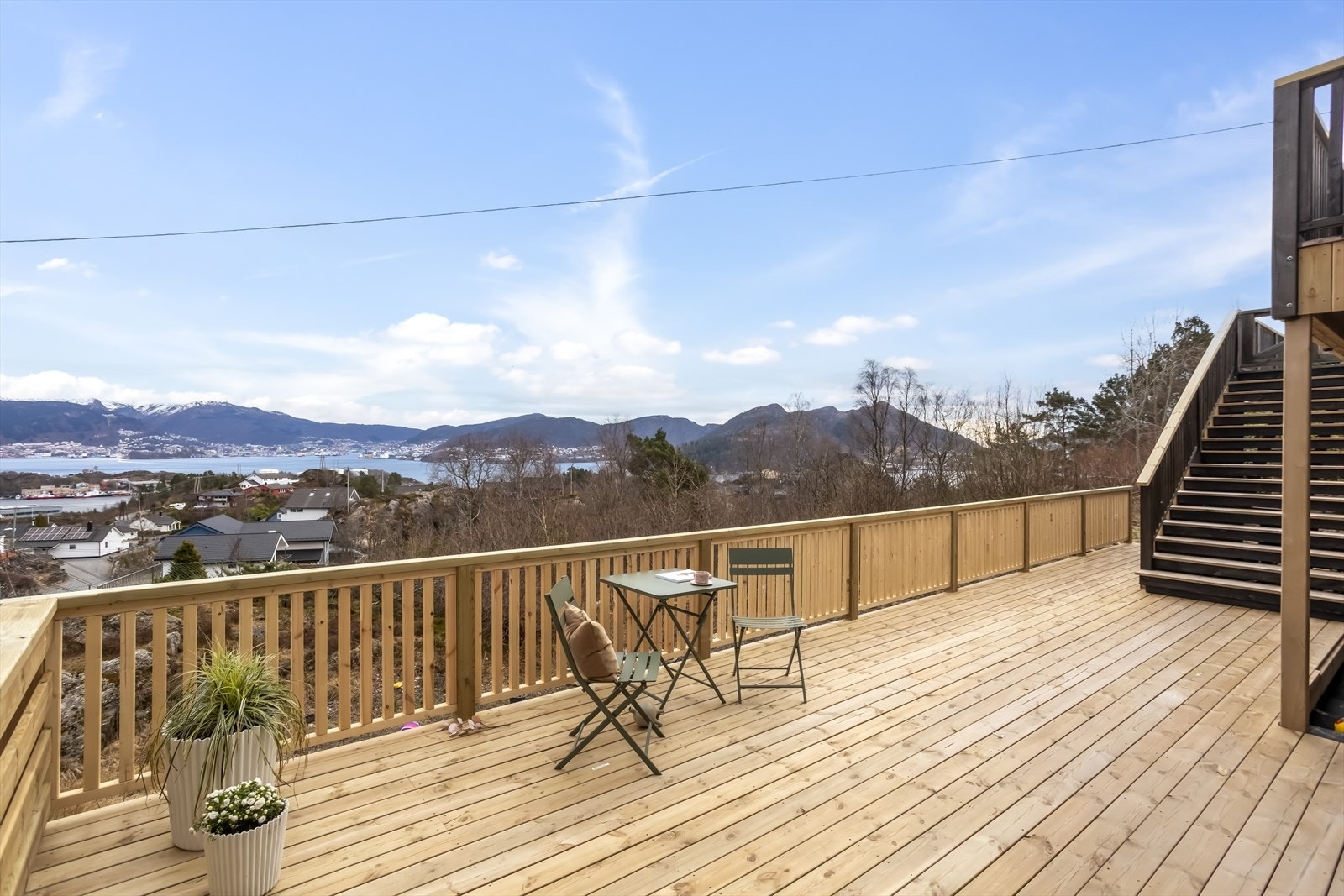 I underetasjen er det en terrasse på ca. 69 m², som gir en ekstra, usjenert uteplass. Galleribilde