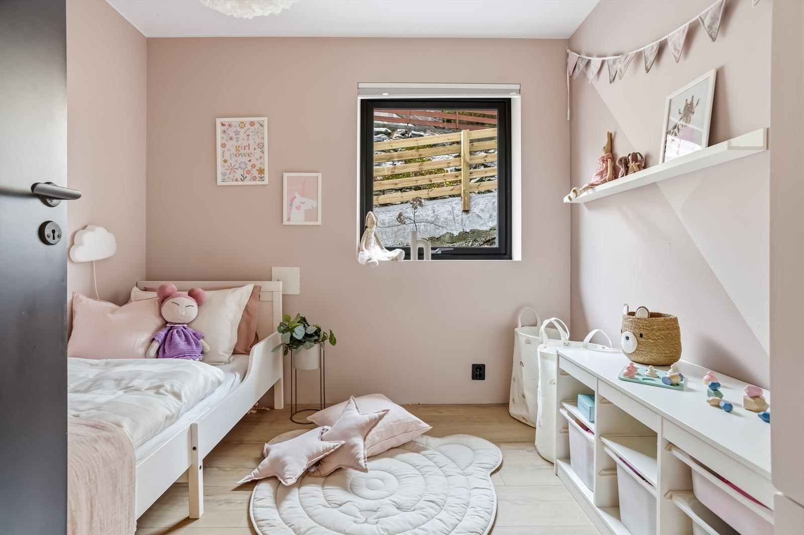 Et av de tre soverommene, ideelt som barnerom, gjesterom eller kontor. Galleribilde