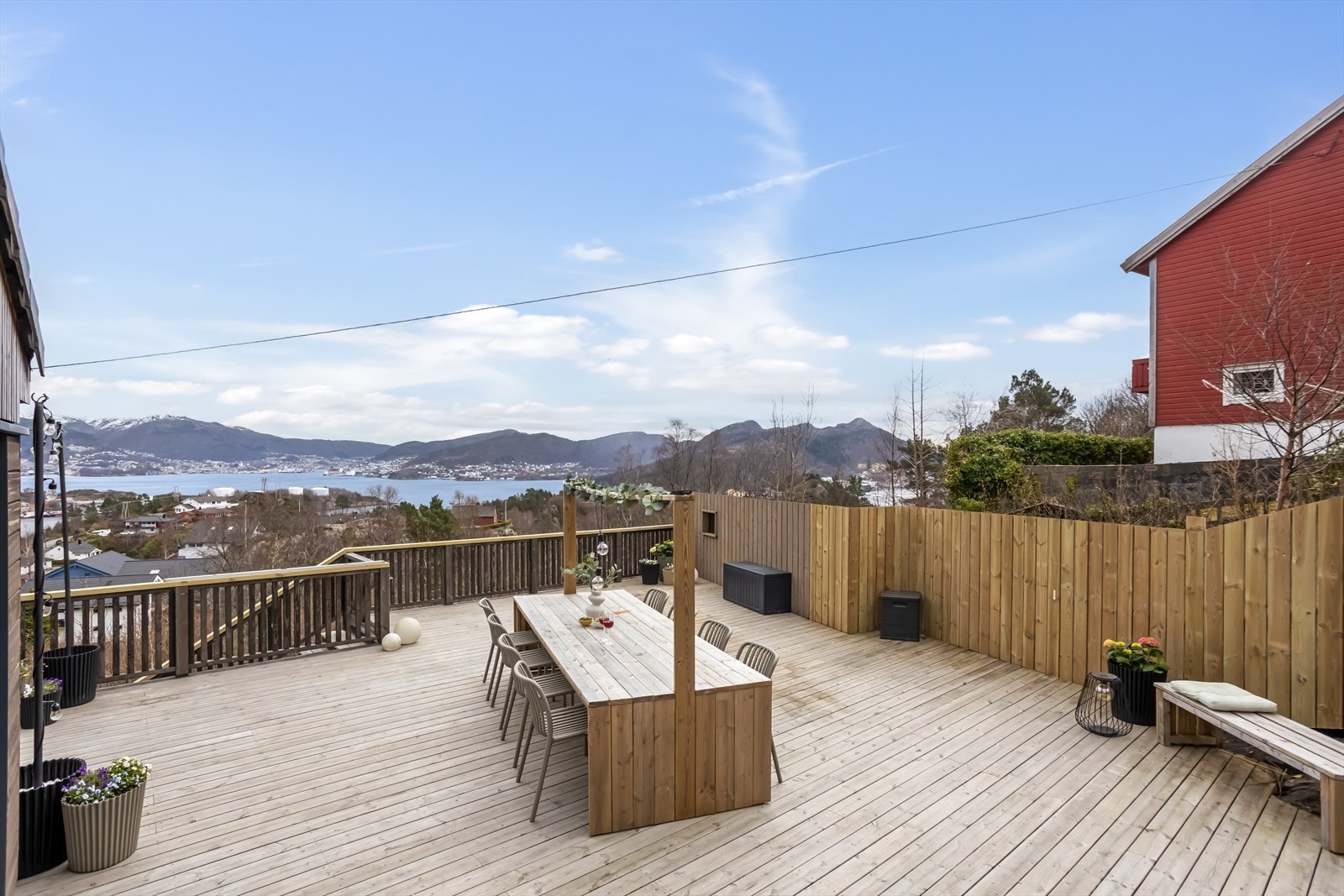 Med totalt 149 m² med uteplasser fordelt på to nivåer, er det rikelig med rom for uteliv gjennom hele dagen. Galleribilde