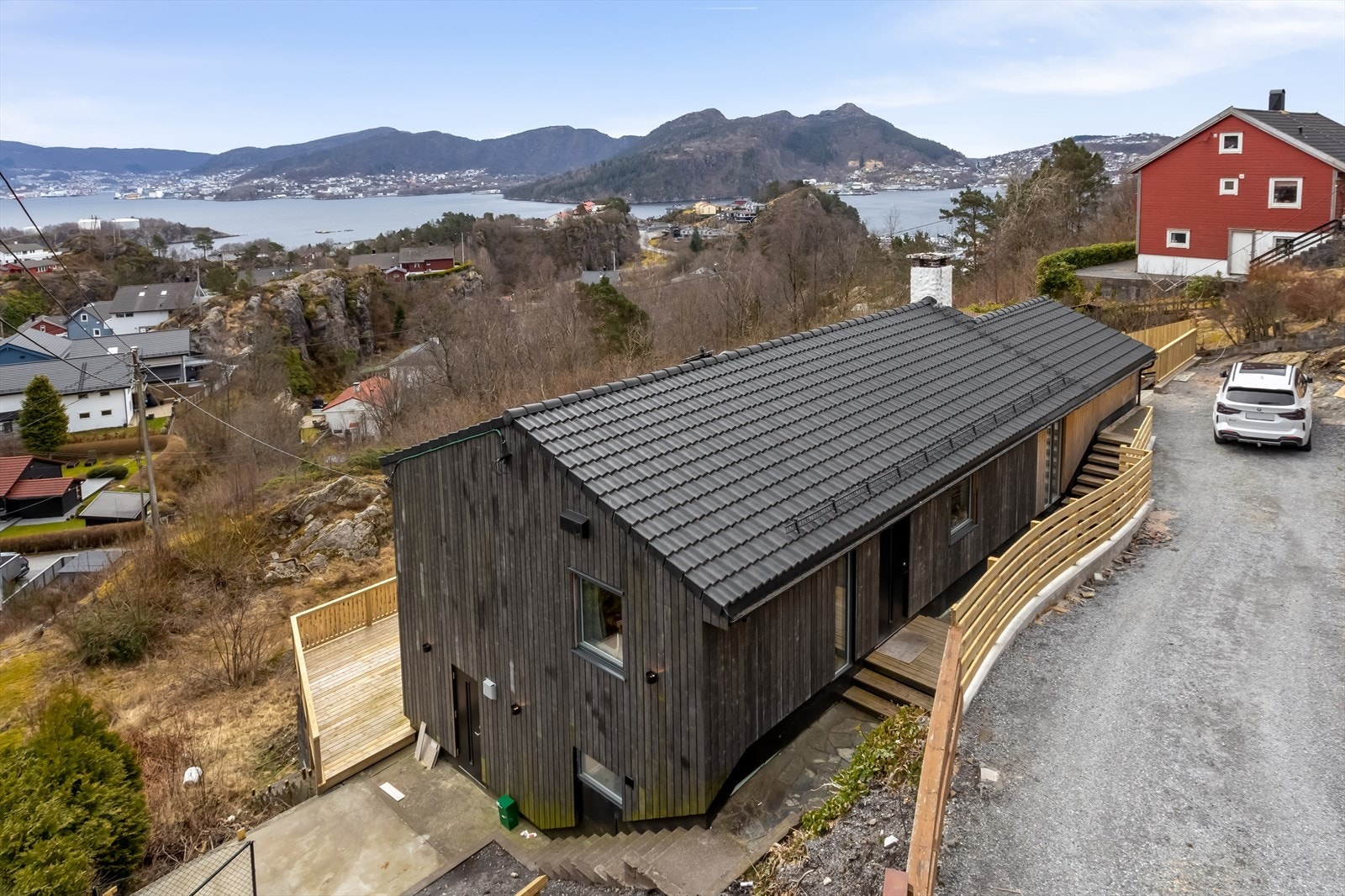 Eiendommen ligger i et trygt og etablert boligområde med kort vei til turområder som Kolbeinsvarden. Galleribilde