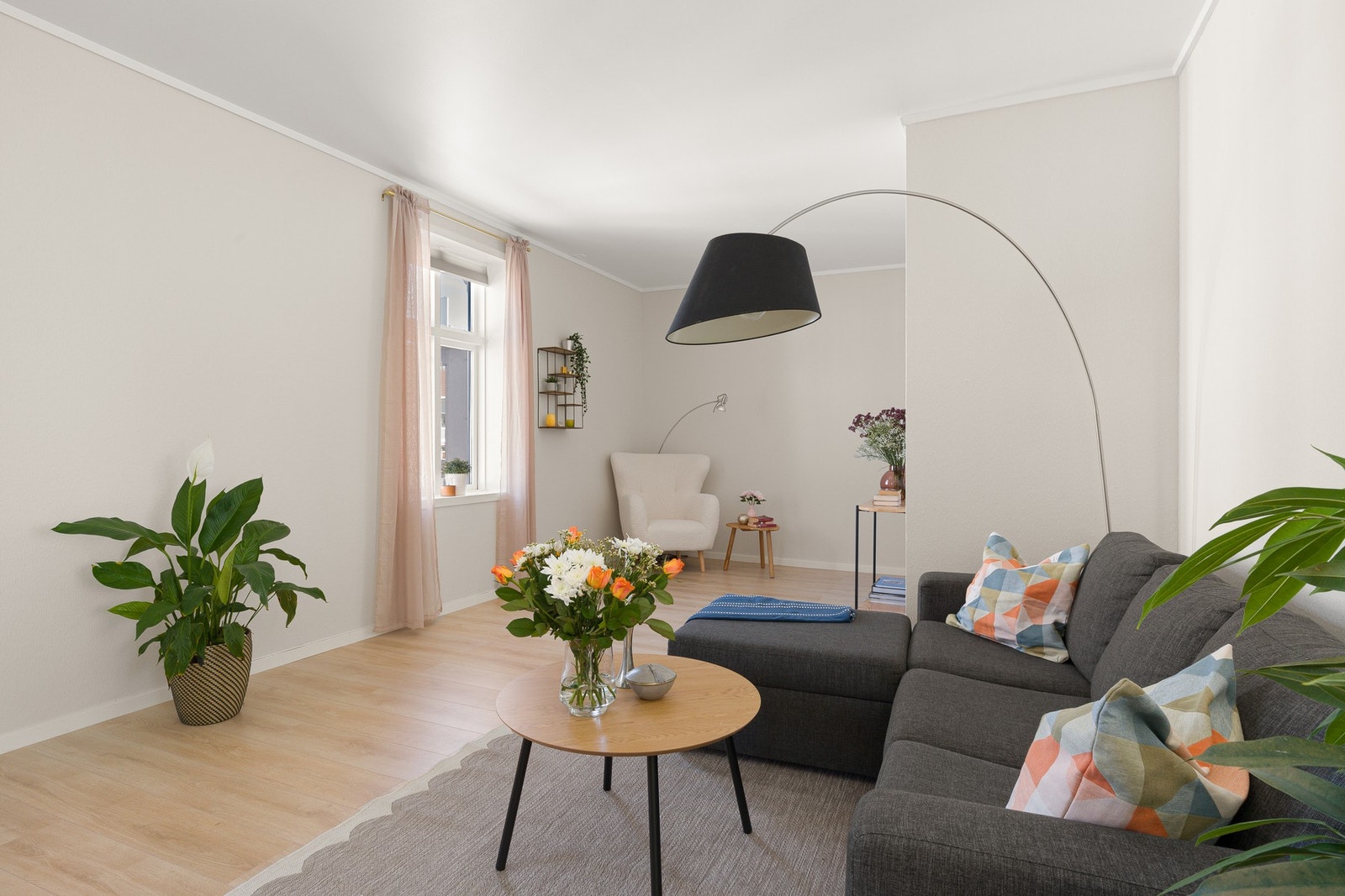 Planløsningen gir fleksible møbleringsmuligheter med plass til både sofagruppe og spisebord, og den åpne løsningen mot kjøkkenet skaper et sosialt og naturlig samlingspunkt i boligen Galleribilde