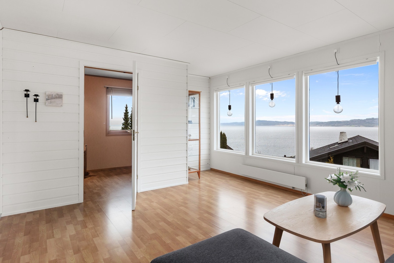 Deler av stuen er gjort om til soverom. Hvis man ønsker en større stue er det enkelt å ta ned veggen. Galleribilde