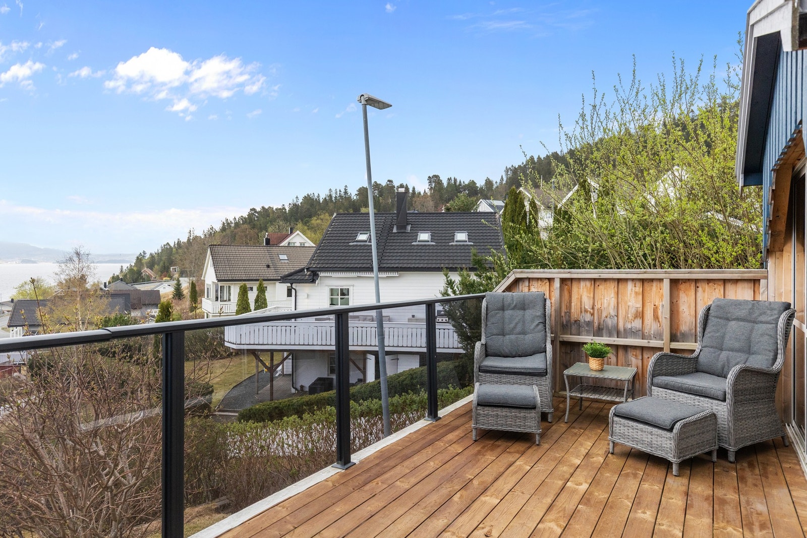 Utgang til stor terrasse på 37kvm fra stuen. Galleribilde