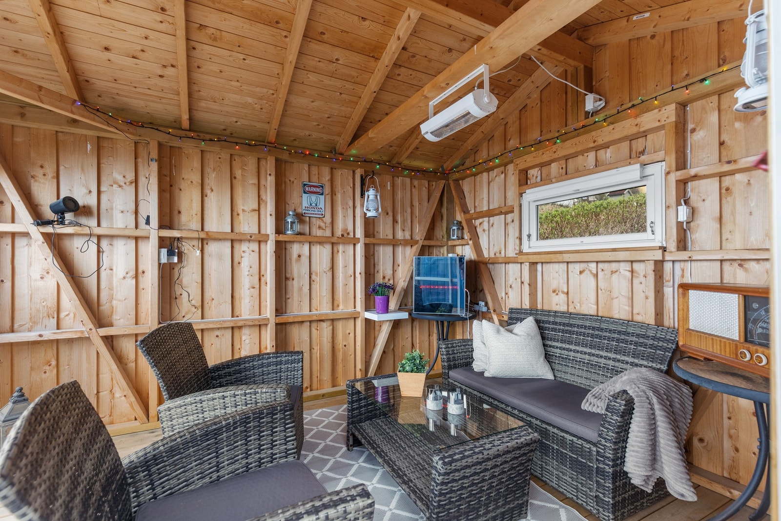 Koselig innredet sommerstue med sittegruppe. Galleribilde