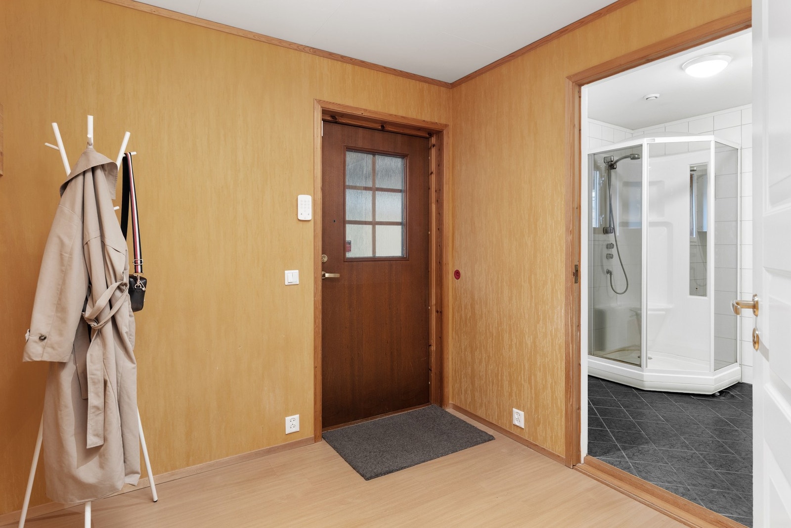 Velkommen inn- romslig entre med god plass for oppbevaring av yttertøy. Galleribilde