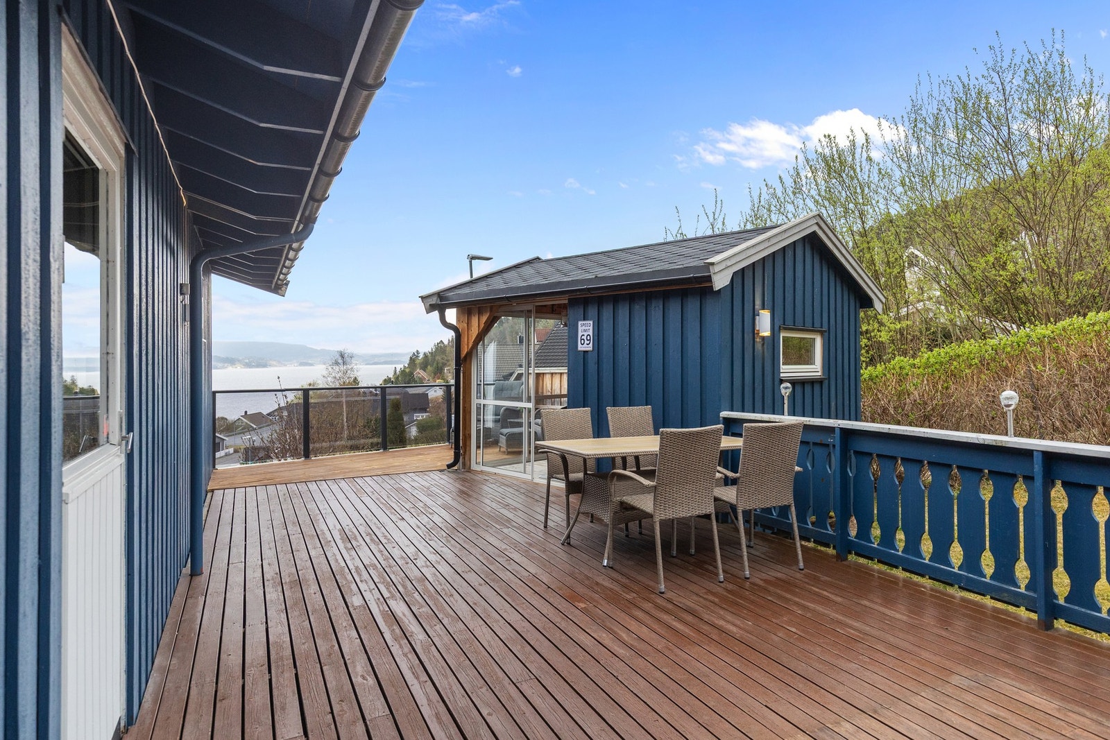 Stor, skjermet terrasse med fine oppholdsarealer. Galleribilde