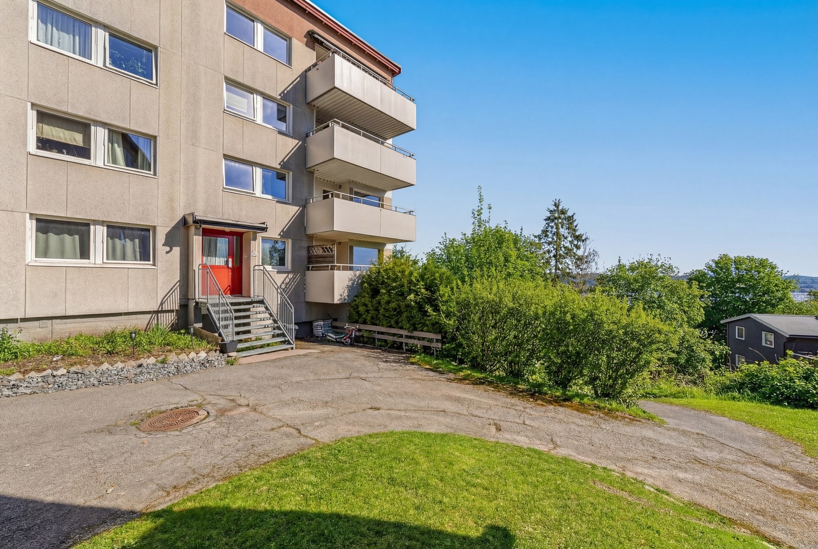 Beliggende i toppetasjen på enden av bygget, med en skjermet og luftig plassering. Galleribilde