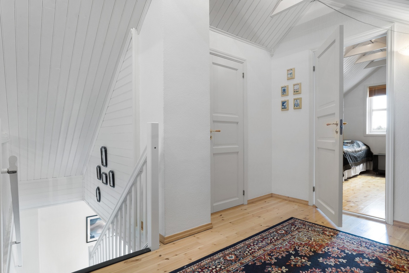 I boligens øverste etasje har trapperommet blitt benyttet som kontor. Her er det også etablert en bod. Galleribilde