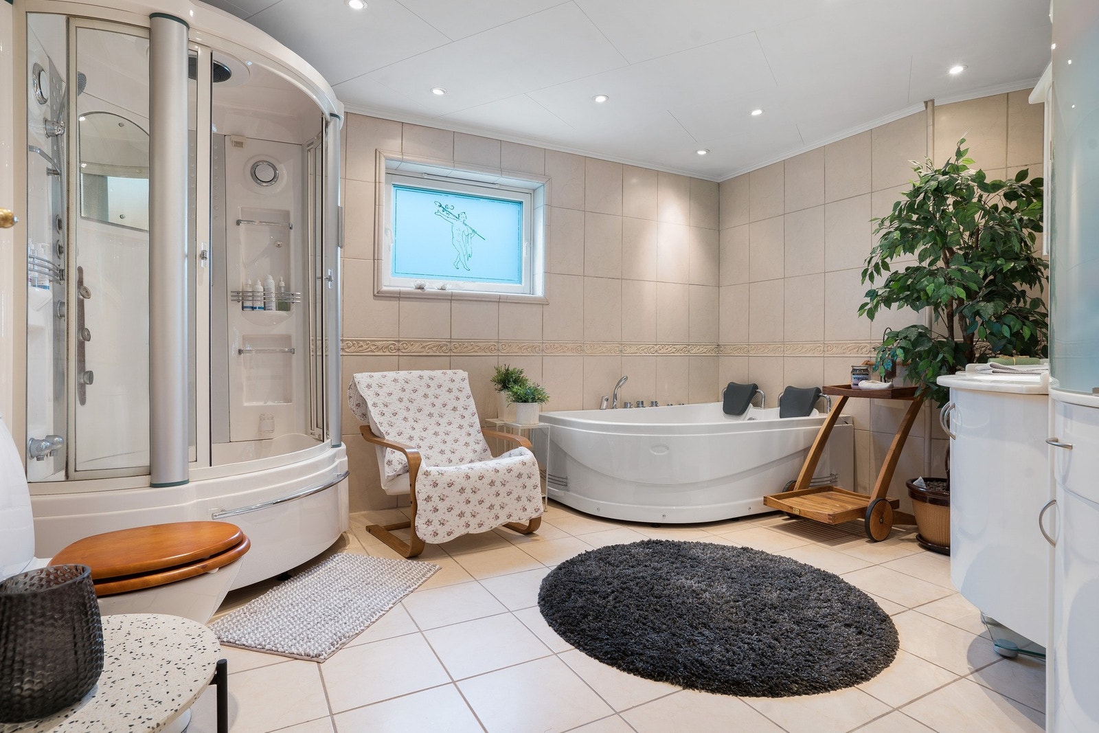 Baderommet i underetasjen har både stor innredning, badekar og dusjkabinett - et behagelig hjemmespa som gir deg rom til å puste ut. Galleribilde