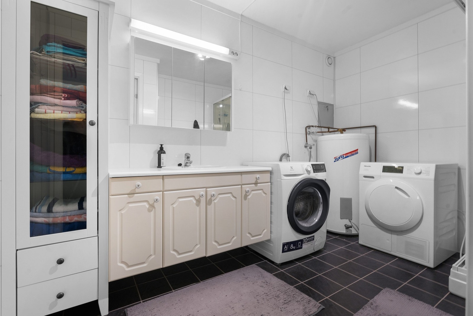 Badet i utleiedelen ble oppusset i 2014, med baderomspanel på vegg, fliser på gulv, ny membran og sluk. Galleribilde