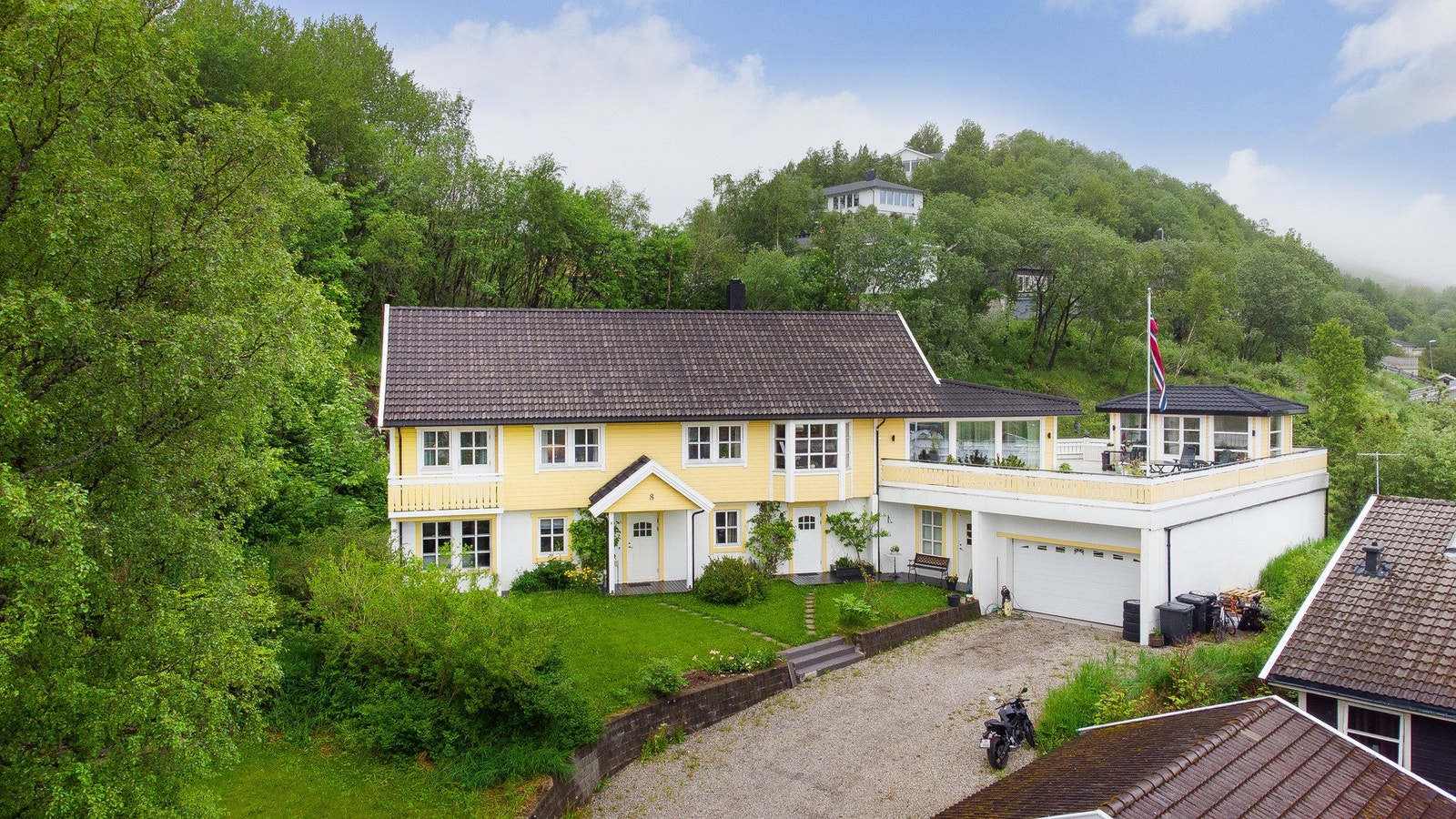 Boligen har en 3-roms utleiedel i underetasjen, med eget inngangsparti til venstre på bildet. Galleribilde