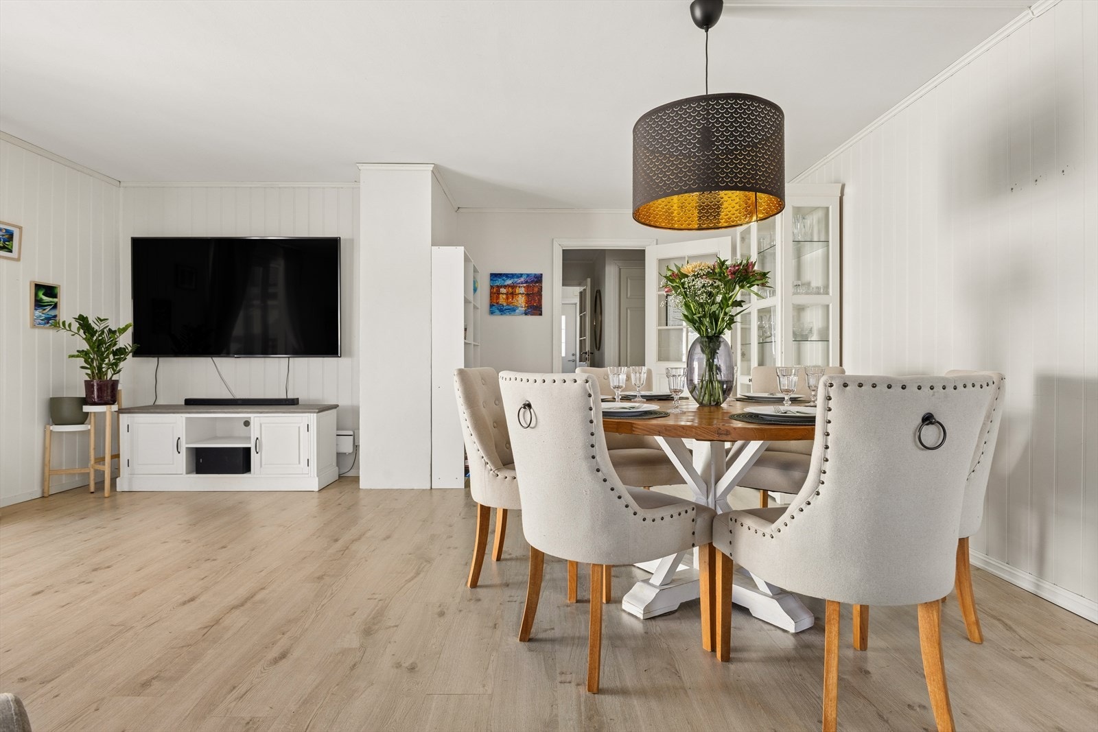Stue med god plass til både spisebord og sofa. Galleribilde