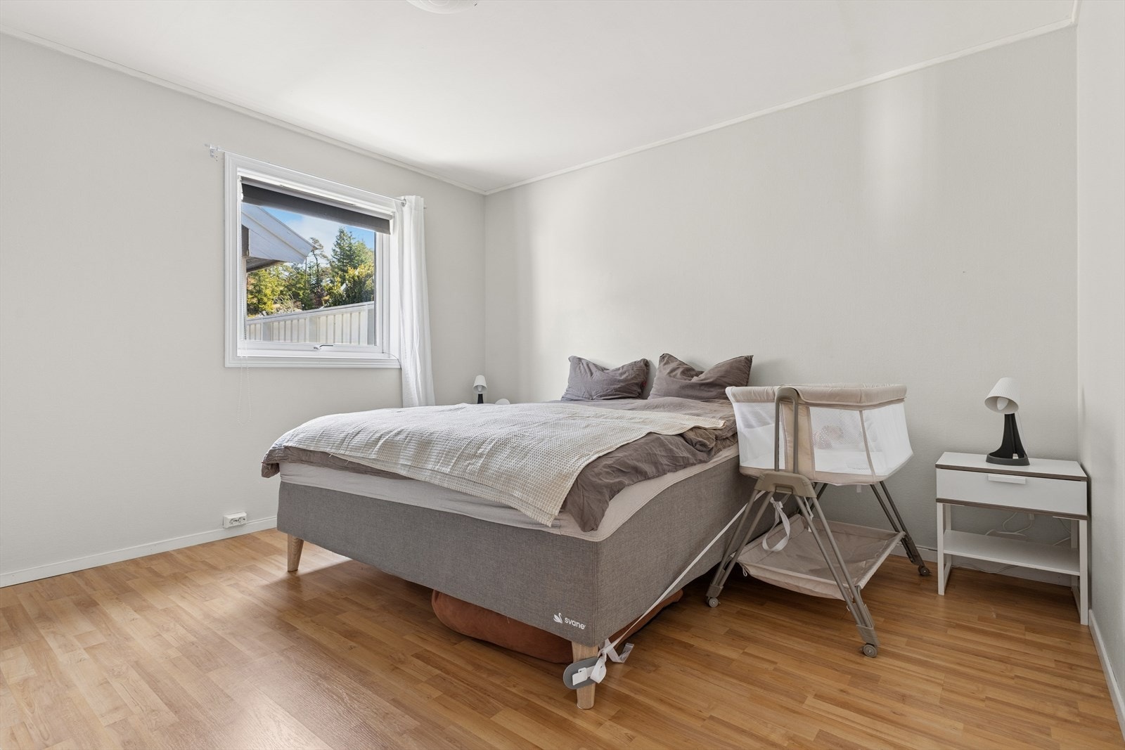 Romslig soverom med god plass til garderobe. Varmekabler i gulv. Galleribilde