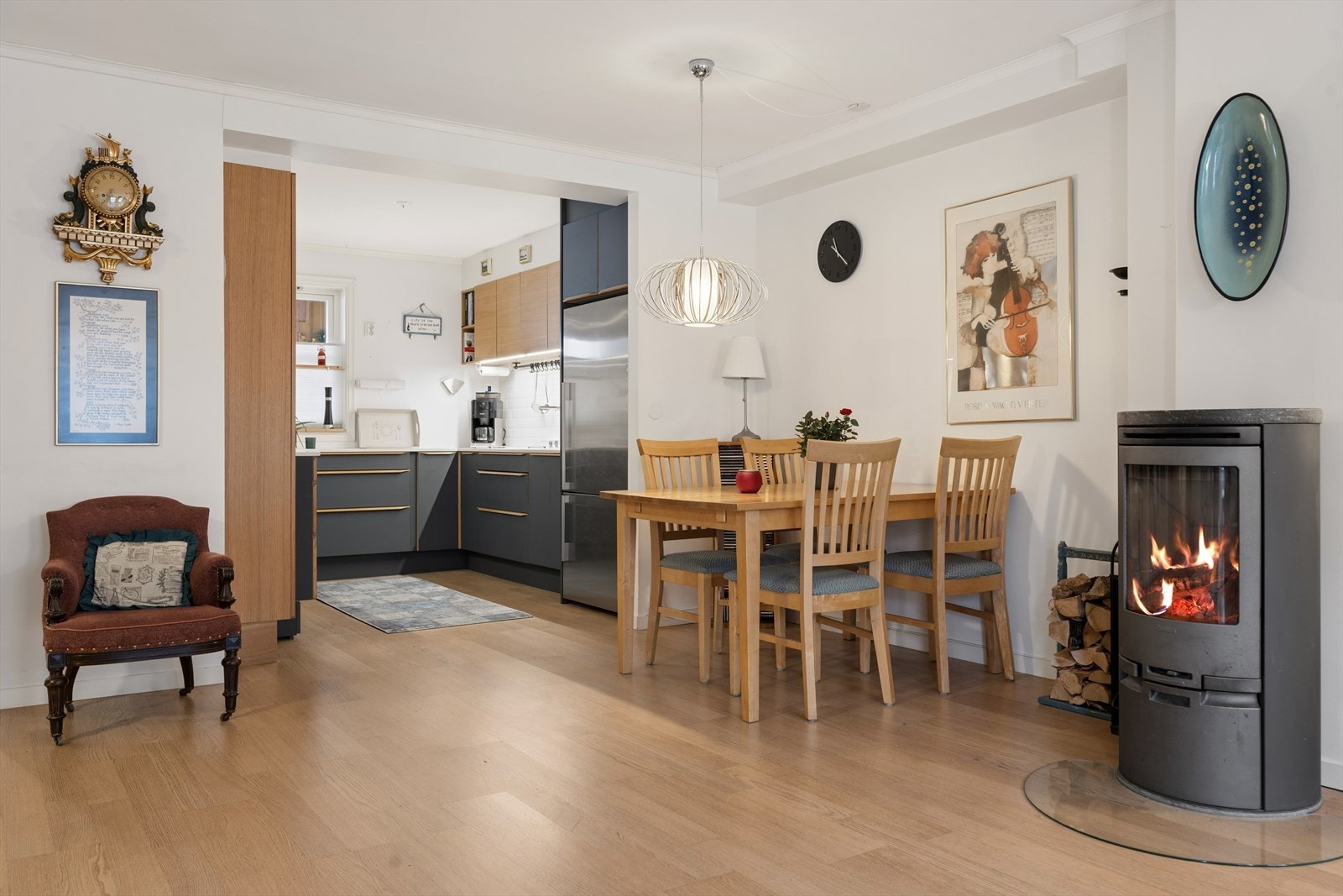 Påkostet kjøkkeninnredning fra HTHs toppserie ble installert i 2018, sammen med et ekstra bredt kombiskap (80 cm) fra Fisher & Paykel. Galleribilde