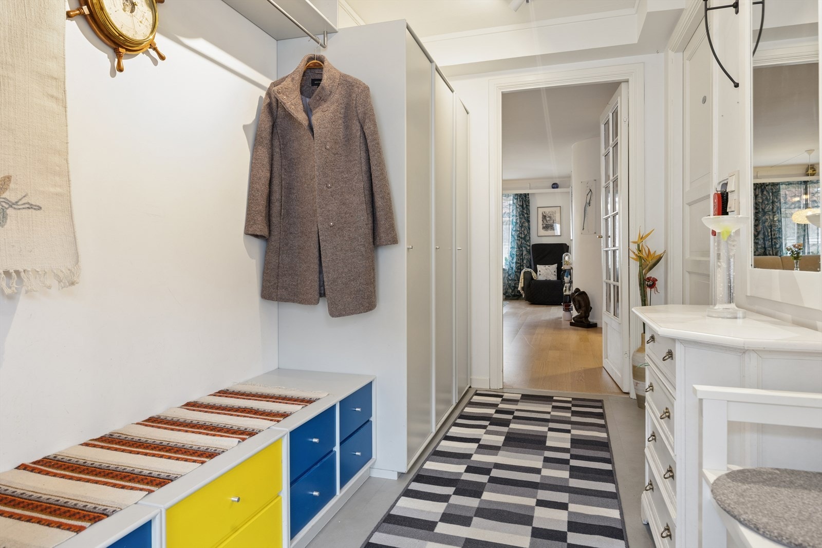 Lys og romslig entré. Velkommen inn! Galleribilde
