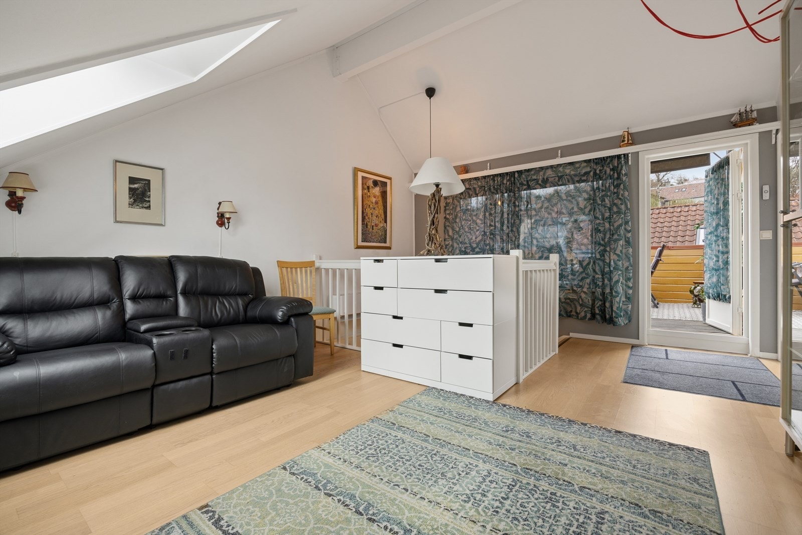 Her har du utgang til en luftig og privat takterrasse på ca. 12 kvm - et herlig uteområde for avslapning og sosiale sammenkomster. Galleribilde