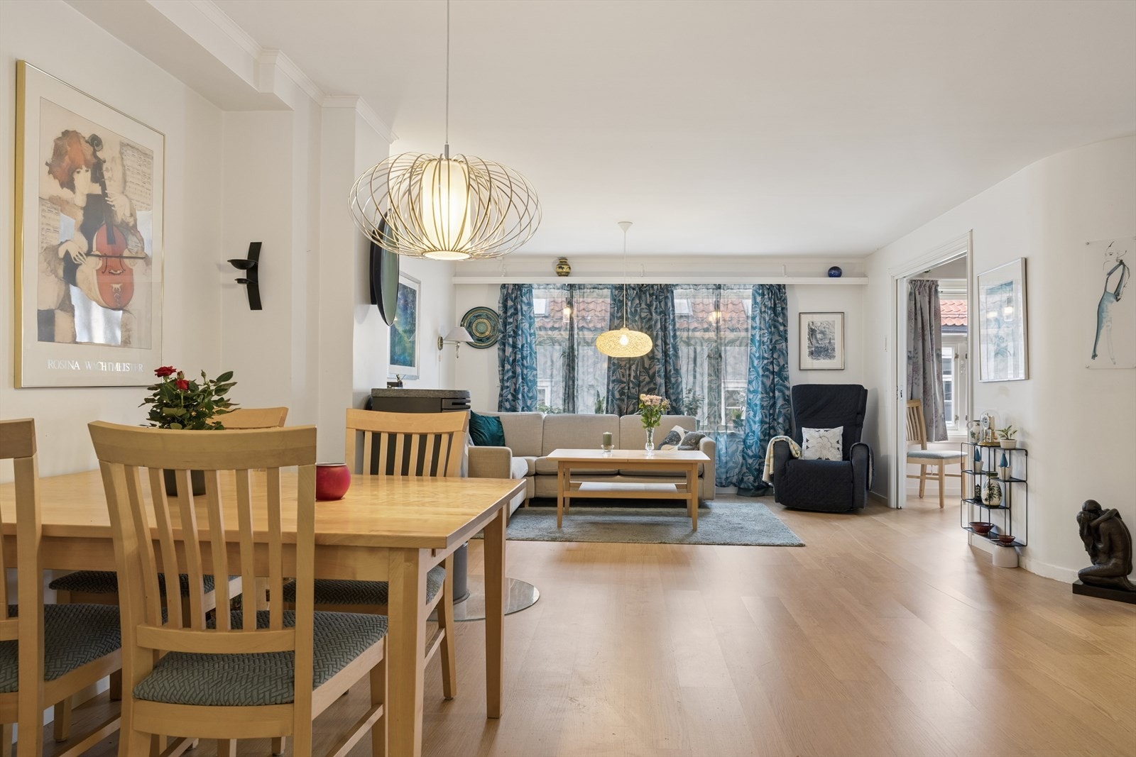 Leiligheten måler 108 kvm (BRA-i) og går over 2 plan. Består av stue og loftstue, kjøkken, entré, 2 bad og 3 soverom. Utover dette har du en parkeringsplass i kjeller, samt en bod i 1. etasje. Galleribilde