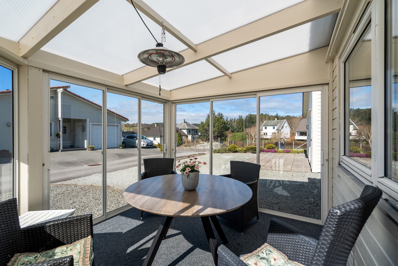 Vestvendt og solrik terrasse med hagestue(ikke godkjent) Galleribilde