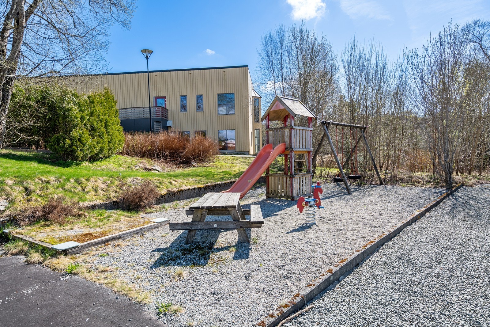 Lekeplass i nabolaget Galleribilde