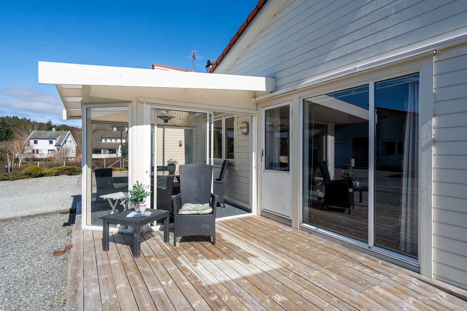 Vestvendt terrasse med gode solforhold og rampe for rullestol Galleribilde