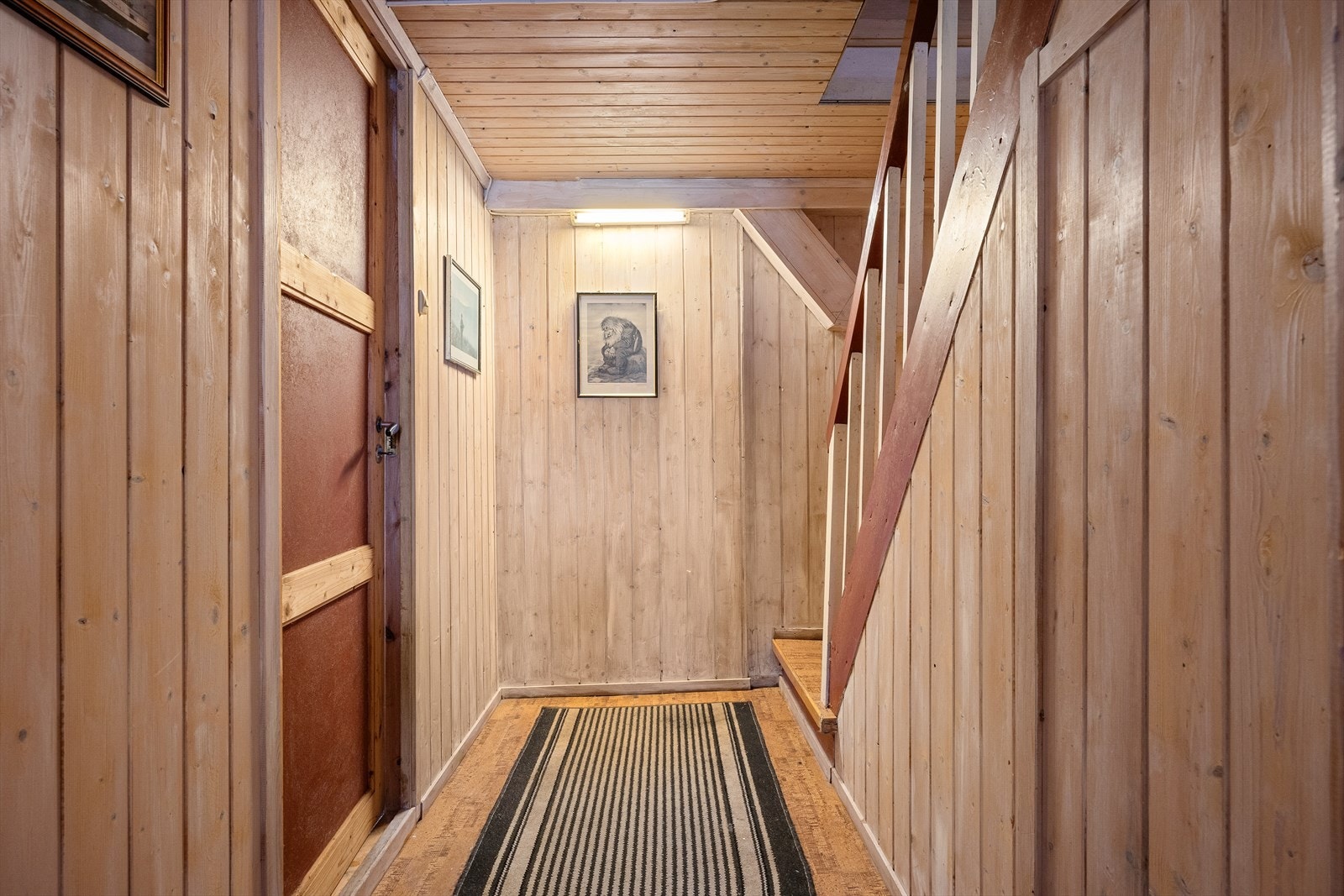 Trappegang i kjelleren med panel på vegger. Galleribilde