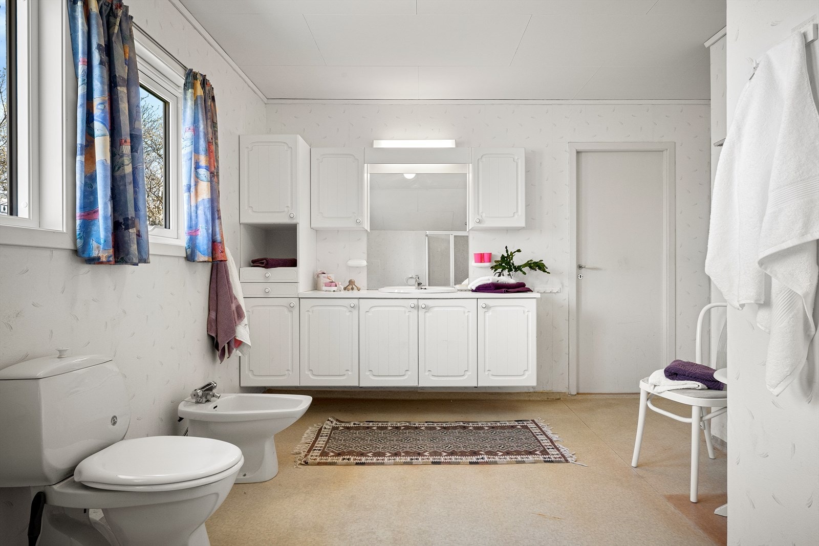 Badet i første etasje er romslig og har godt med skapplass i innredningen. Galleribilde
